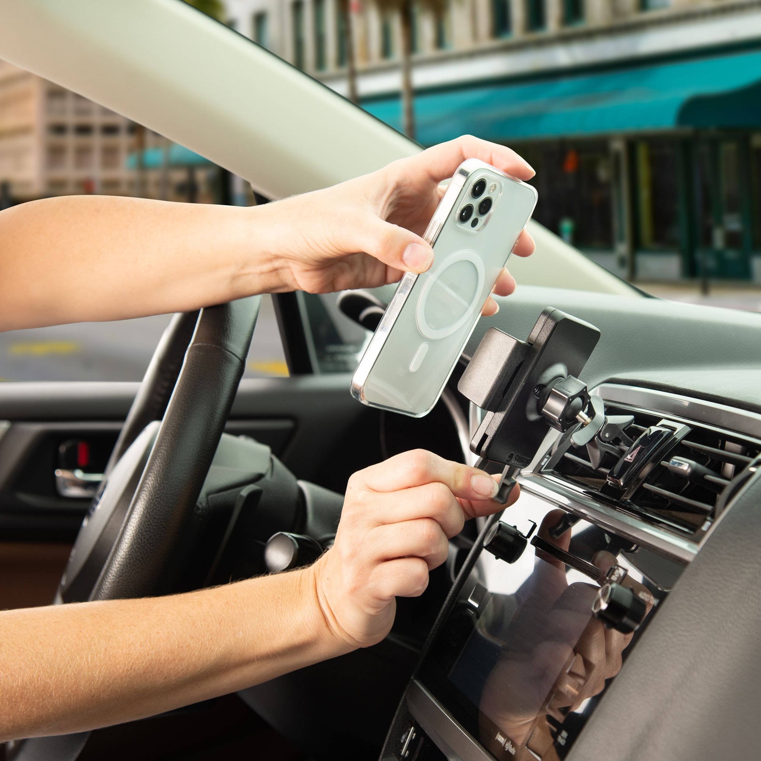 Support de fixation universel Squeeze pour bouche d'air, Nite Ize Back_Angled_Left