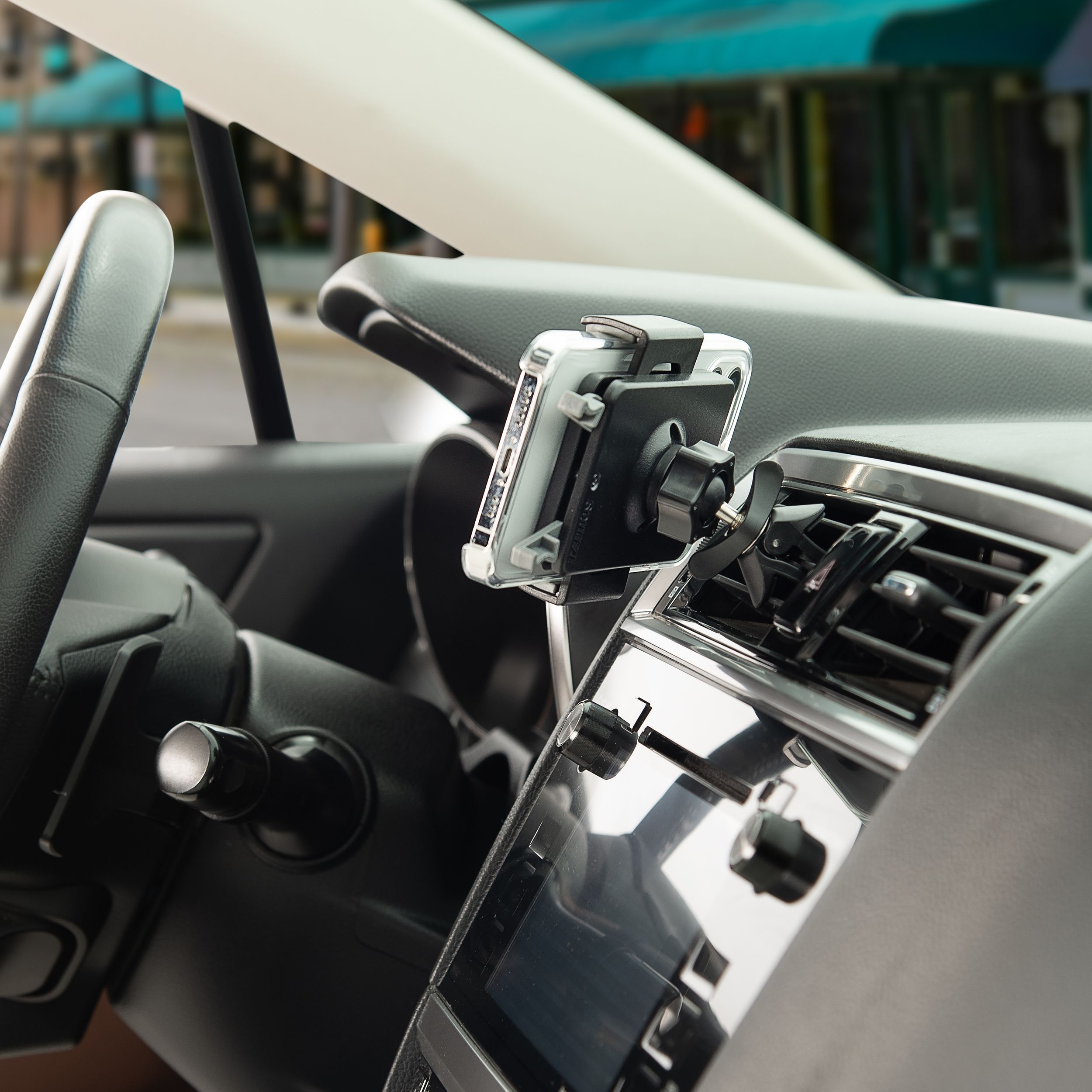 Support de fixation universel Squeeze pour bouche d'air, Nite Ize Back_Angled_Left