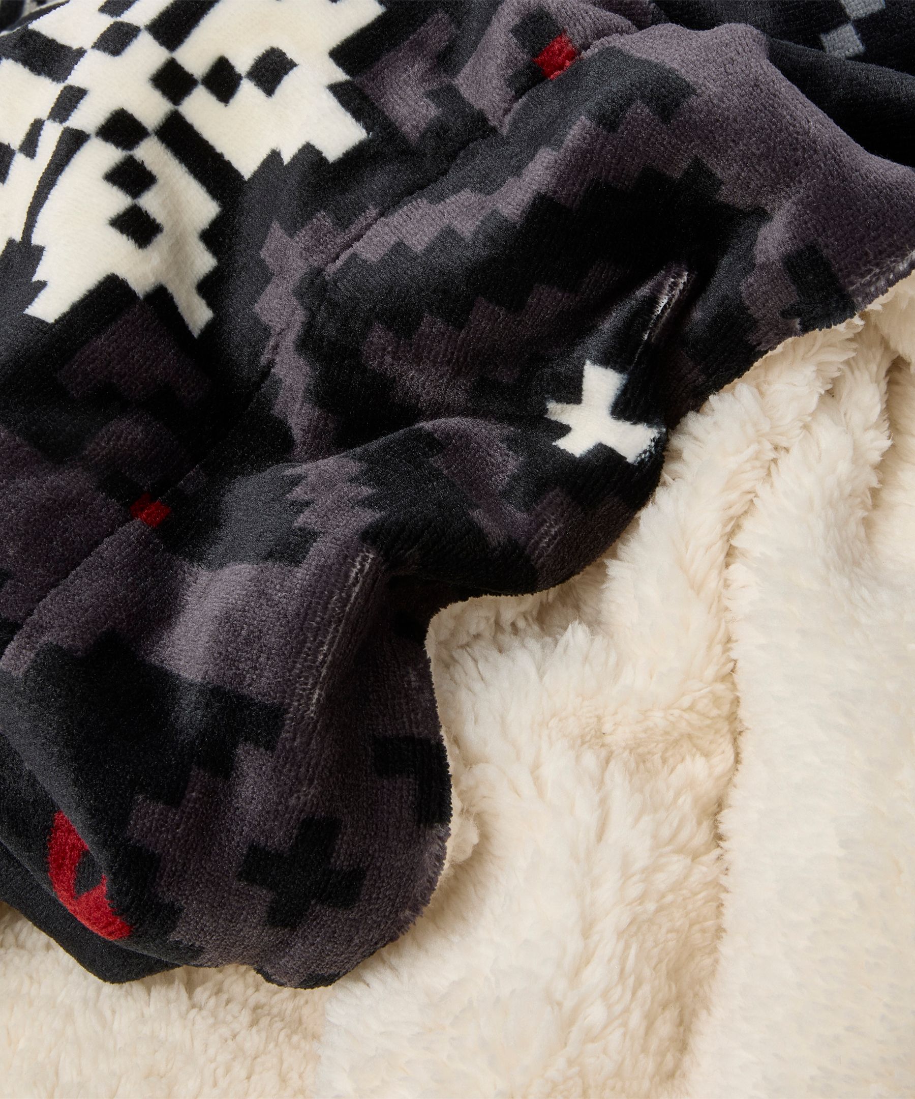 WindRiver Heritage Snowflake Sherpa Blanket CloseUp