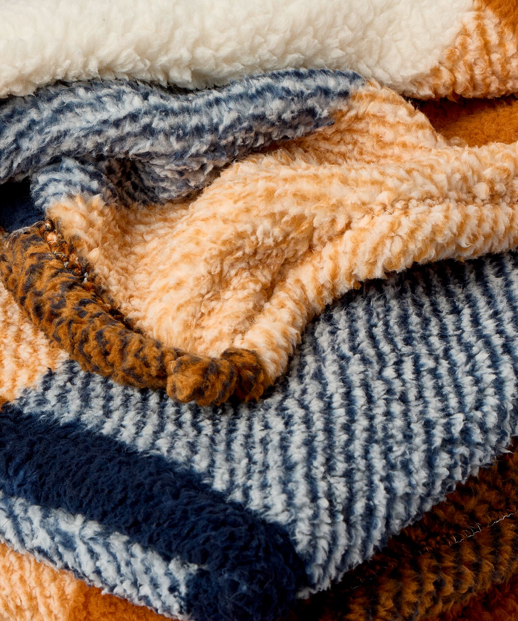 WindRiver Heritage Plaid Sherpa Blanket CloseUp