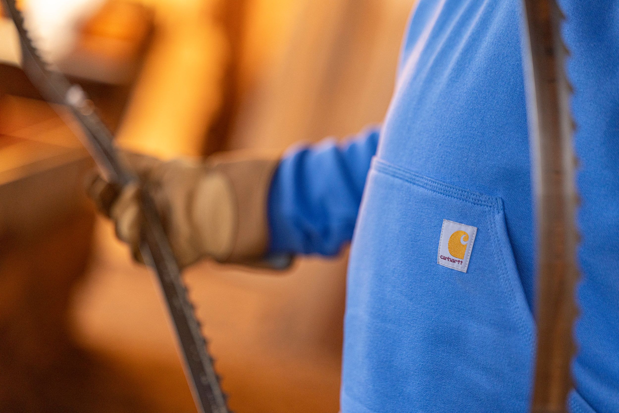 Chandail en molleton à capuche de poids moyen avec logo sur la manche pour hommes, Carhartt