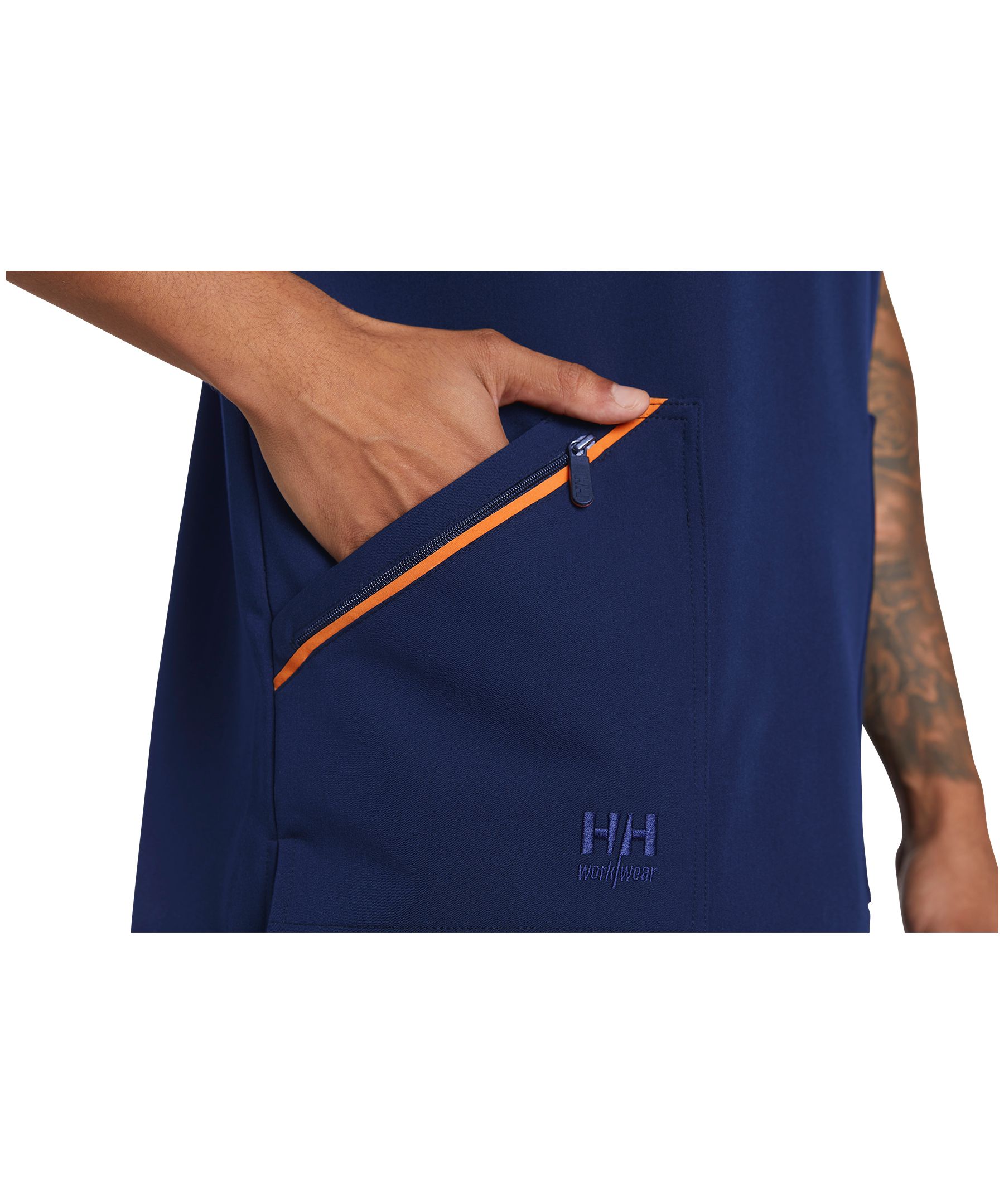 Haut d'uniforme médical extensible Helly Hansen Workwear, à manches courtes, encolure en V et pli arrière, pour hommes CloseUp