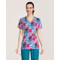 Haut d'uniforme médical à imprimé «Cool Cats» et à poche kangourou pour femmes, Scrubletics Front_Flat