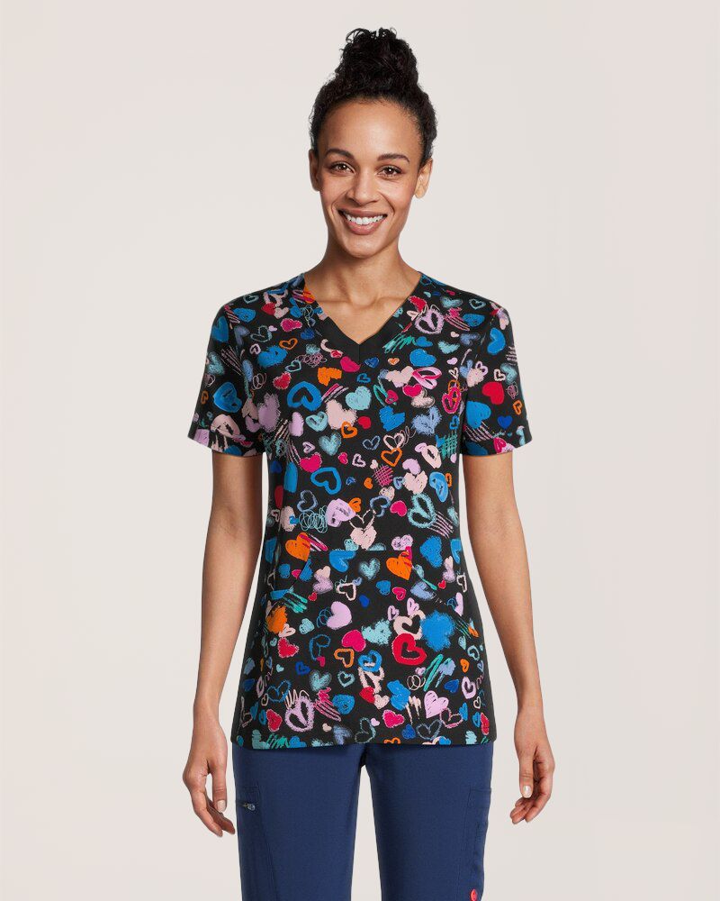 Haut d'uniforme médical à encolure en V et à poche kangourou avec imprimé cœurs et graffitis pour femmes, Scrubletics