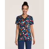 Haut d'uniforme médical à encolure en V et à poche kangourou avec imprimé cœurs et graffitis pour femmes, Scrubletics Front_Flat