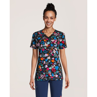 Haut d'uniforme médical à encolure en V et à poche kangourou avec imprimé cœurs et graffitis pour femmes, Scrubletics Front_Flat