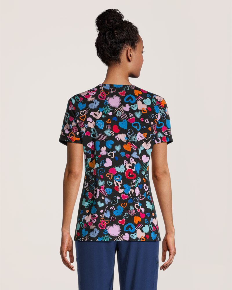 Haut d'uniforme médical à encolure en V et à poche kangourou avec imprimé cœurs et graffitis pour femmes, Scrubletics