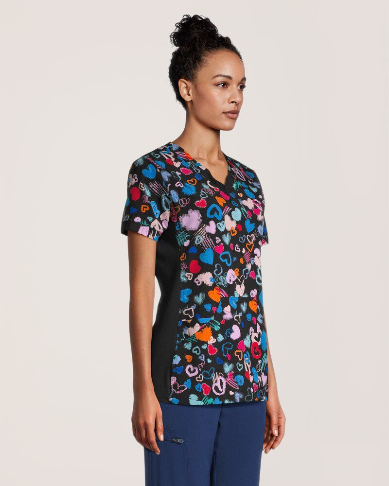 Haut d'uniforme médical à encolure en V et à poche kangourou avec imprimé cœurs et graffitis pour femmes, Scrubletics