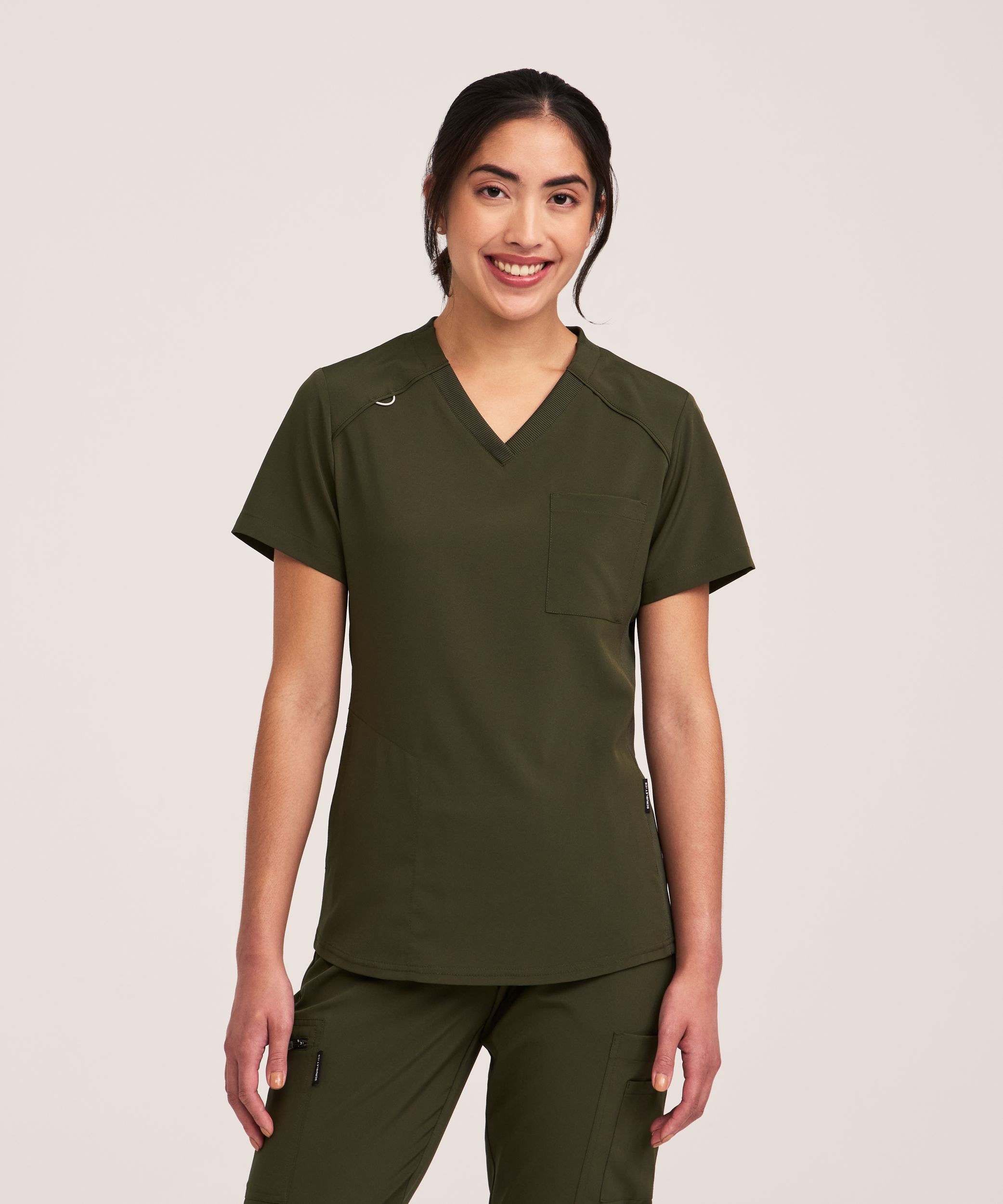 Haut d’uniforme médical à encolure en V avec poche de poitrine pour femmes, Scrubletics