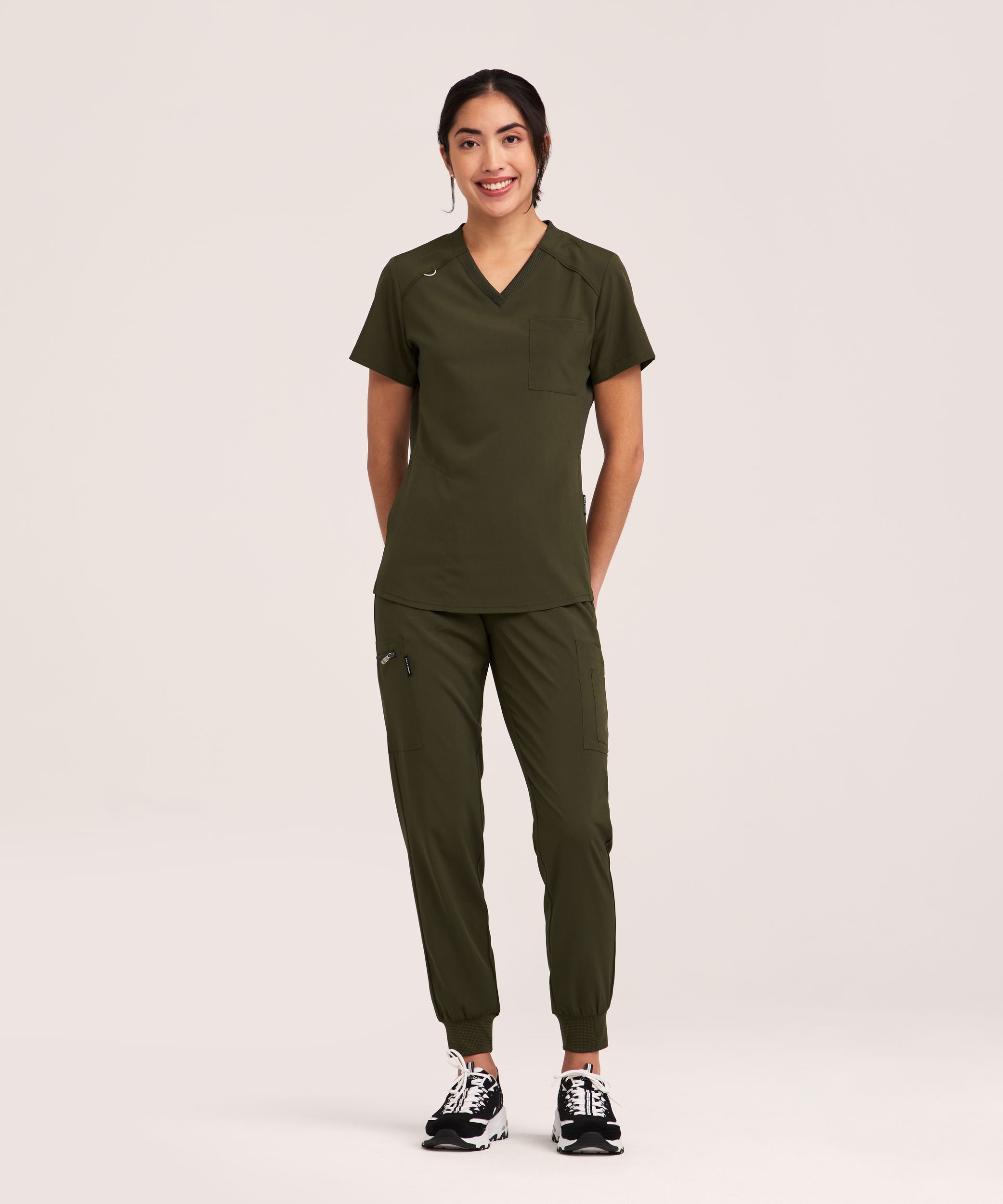 Haut d’uniforme médical à encolure en V avec poche de poitrine pour femmes, Scrubletics