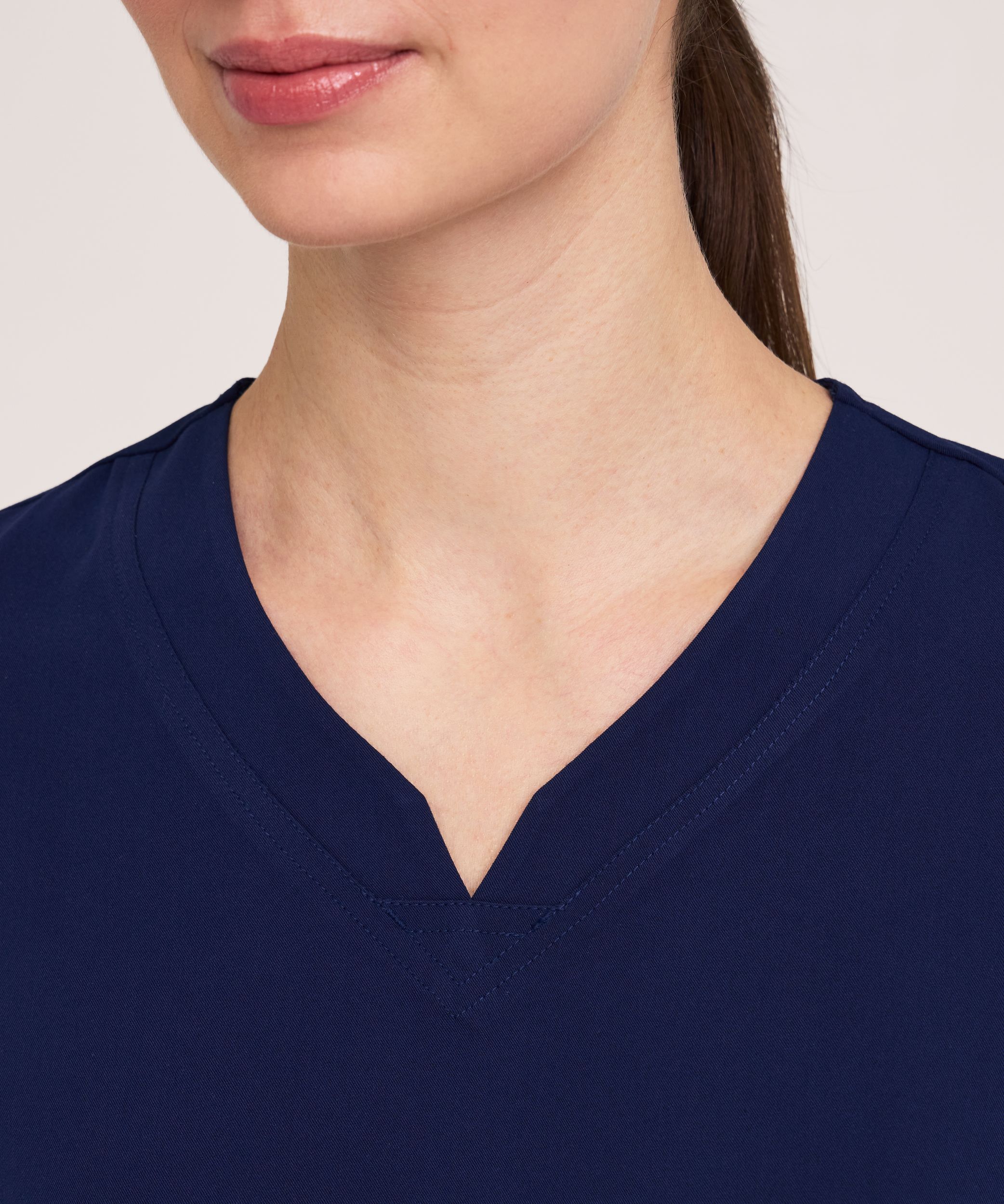 Haut d'uniforme médical de performance avec encolure en V pour femmes, Scrubletics