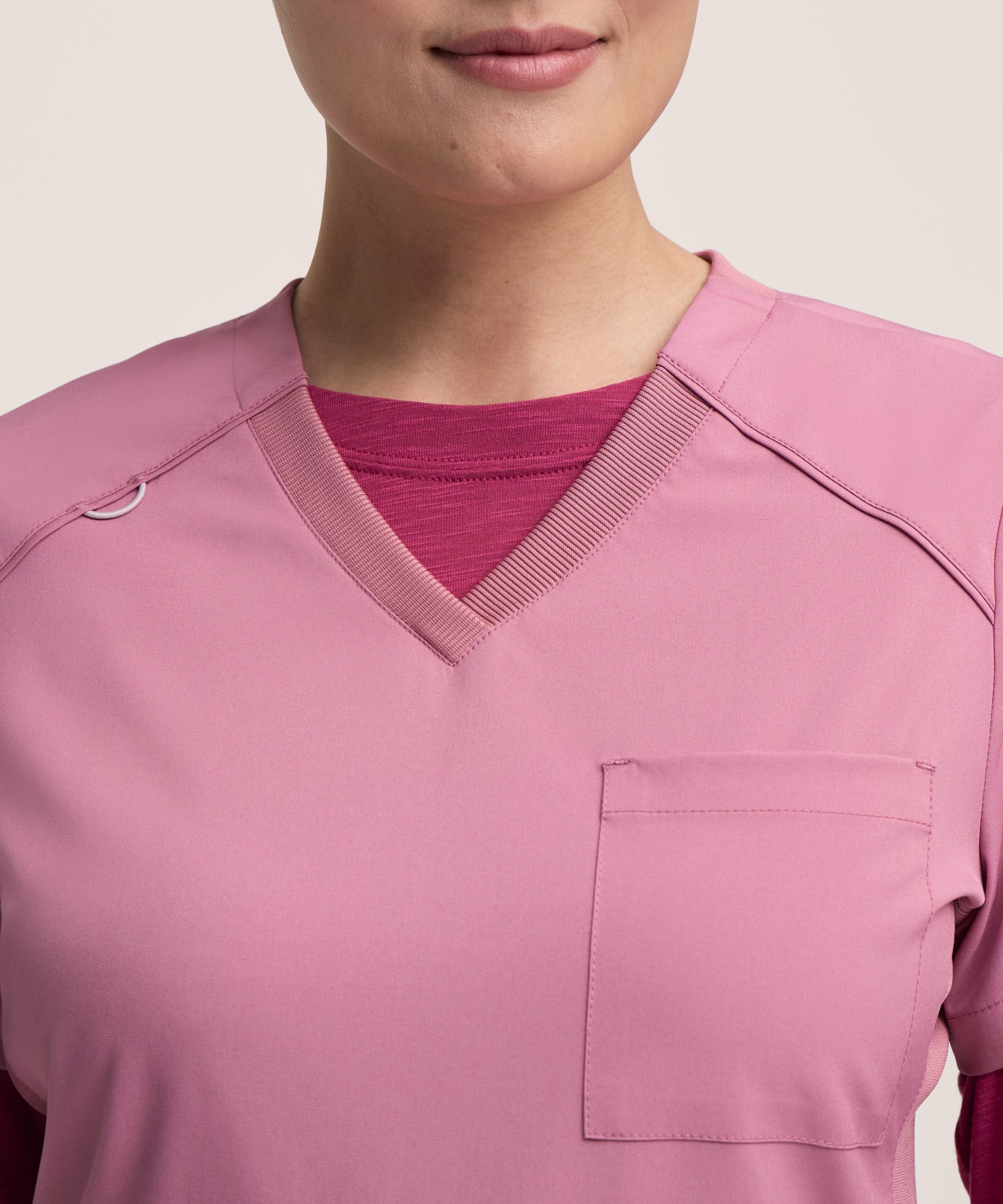 Haut d’uniforme médical à encolure en V et à poche de poitrine pour femmes, Scrubletics