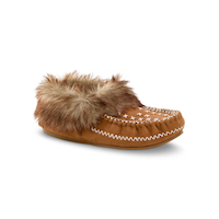 Pantoufles piquées style mocassin en fausse fourrure pour femmes, WindRiver Front_Three_Fourths_Angled_Right