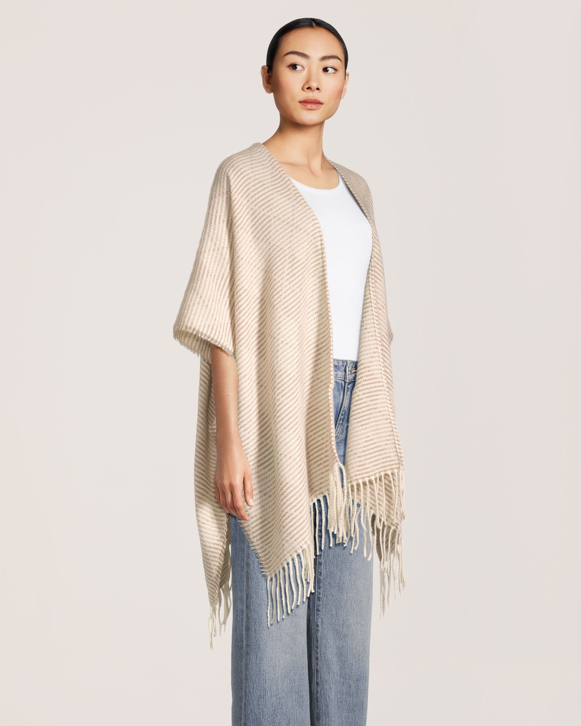 Foulard de style ruana avec frange pour femmes, Denver Hayes Front_Angled_Right