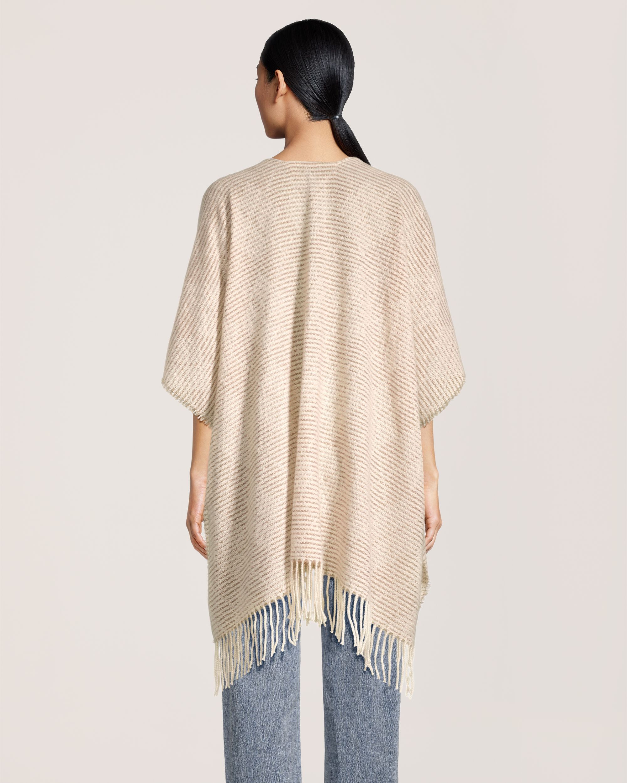 Foulard de style ruana avec frange pour femmes, Denver Hayes Back_Flat