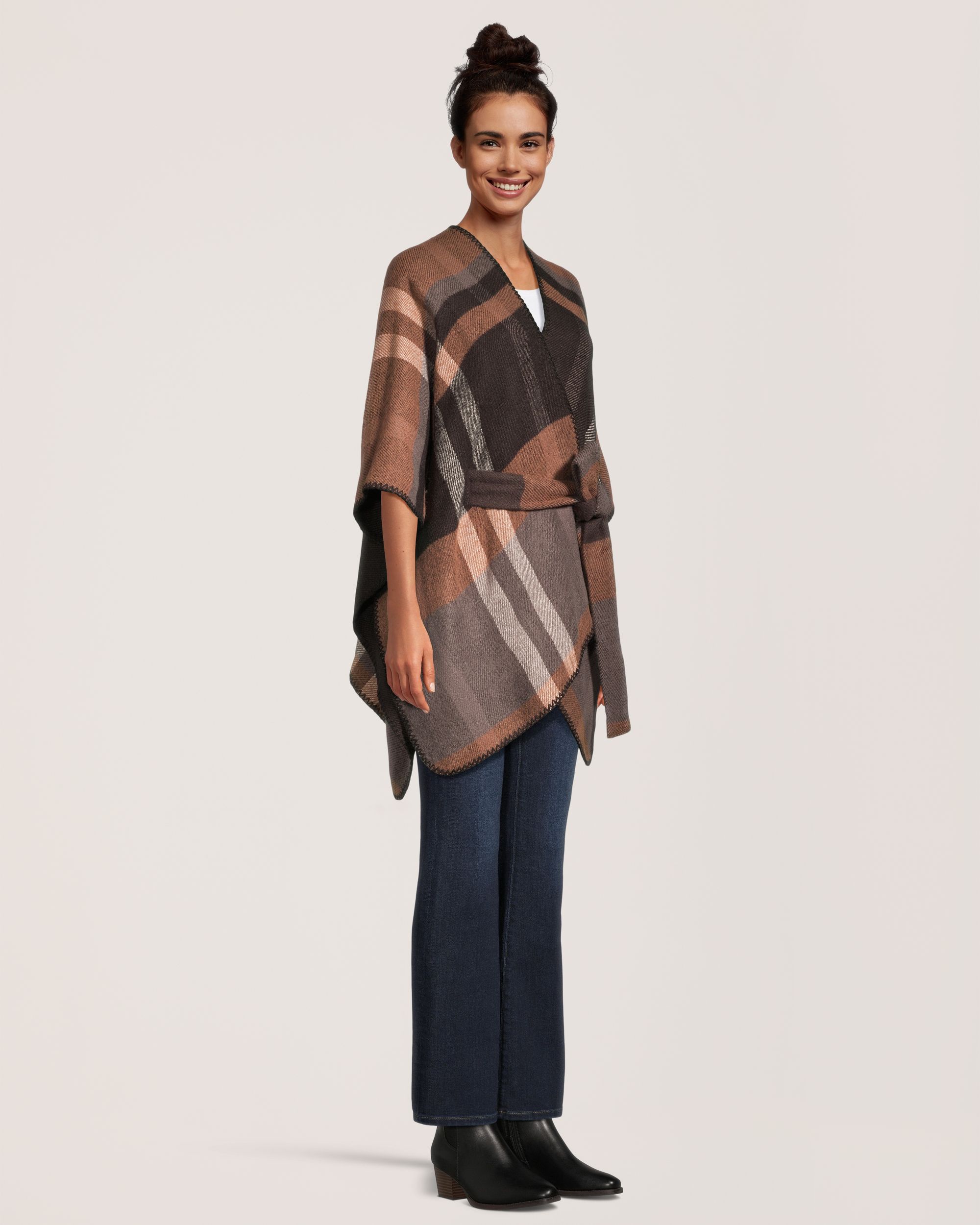 Châle de style ruana avec ceinture à nouer pour femmes, Denver Hayes Front_Angled_Right