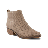 Bottines à motif perforé pour femmes, Amber, Denver Hayes Front_Three_Fourths_Angled_Right