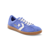 Chaussures d'entraînement en suède classiques pour femmes, Classic Trainer, Converse Front_Three_Fourths_Angled_Right