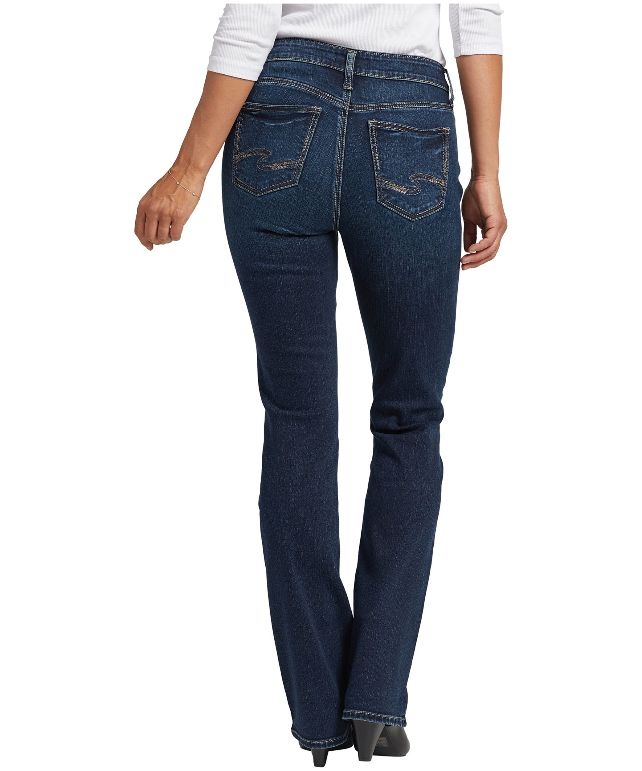 Jean à taille mi-basse et à jambe étroite semi-évasée qui épouse les