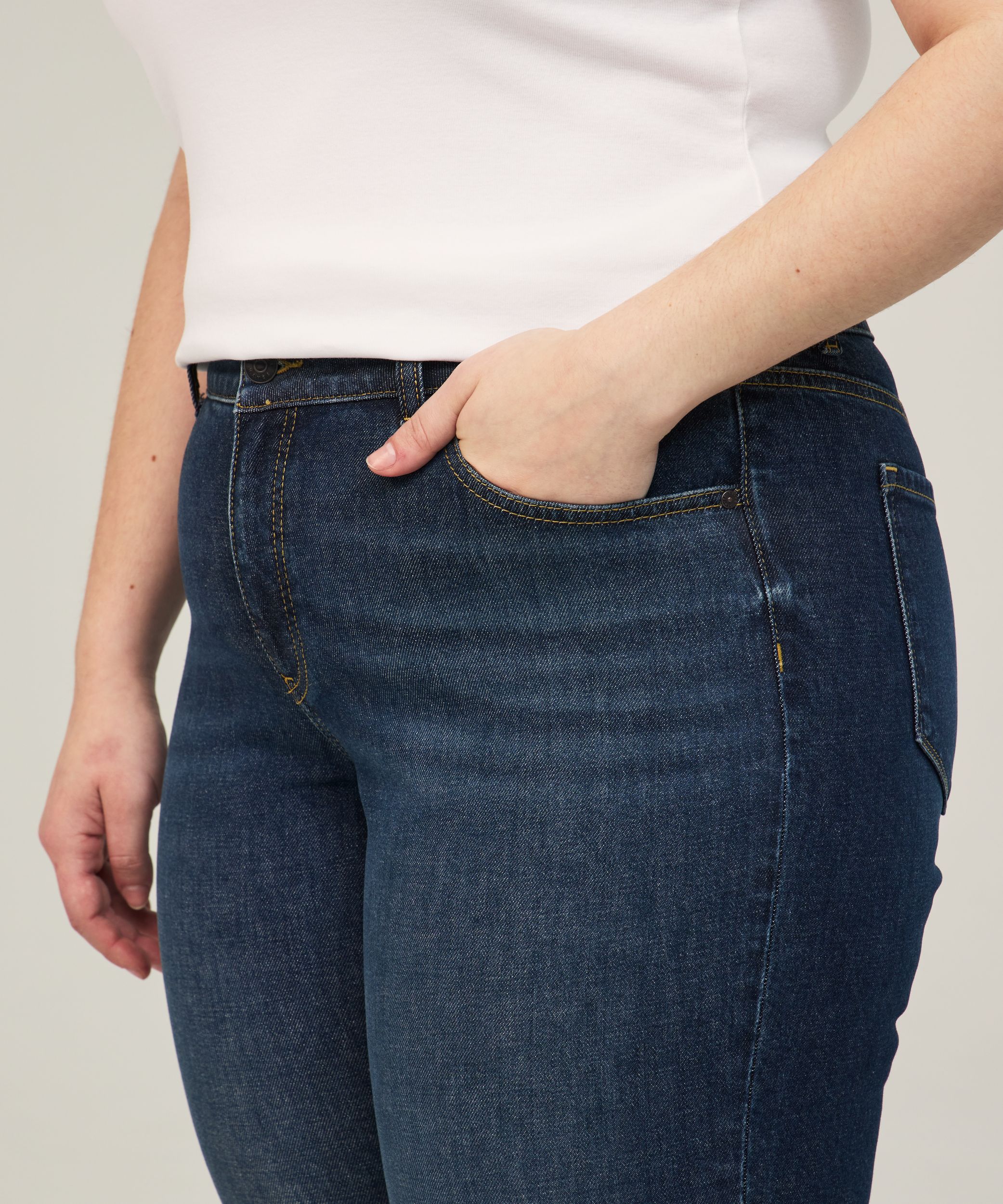 Denver Hayes Women's Curvy Straight Leg Crop Jeans