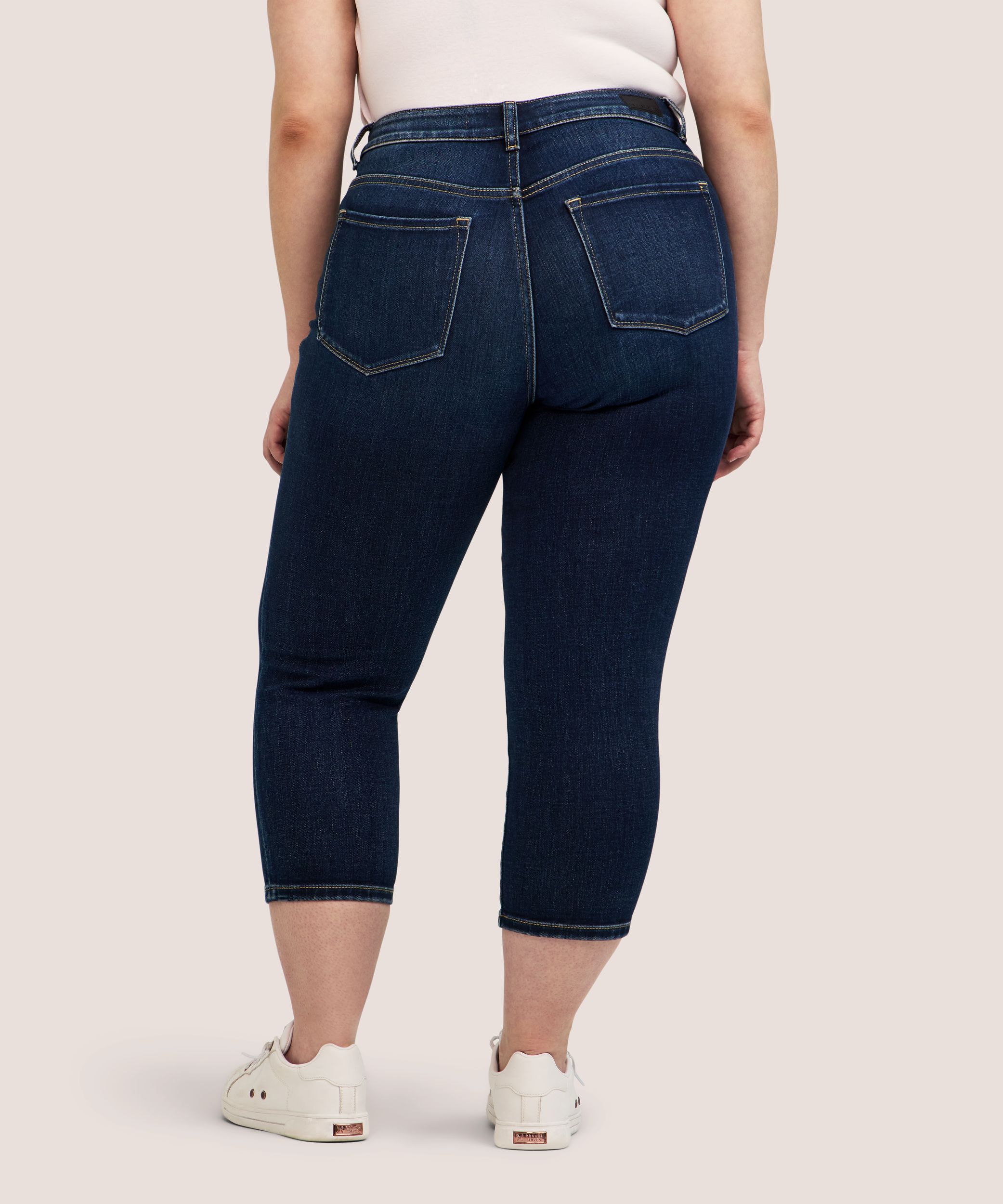 Jean court à jambe étroite qui épouse les courbes pour femmes, Denver Hayes