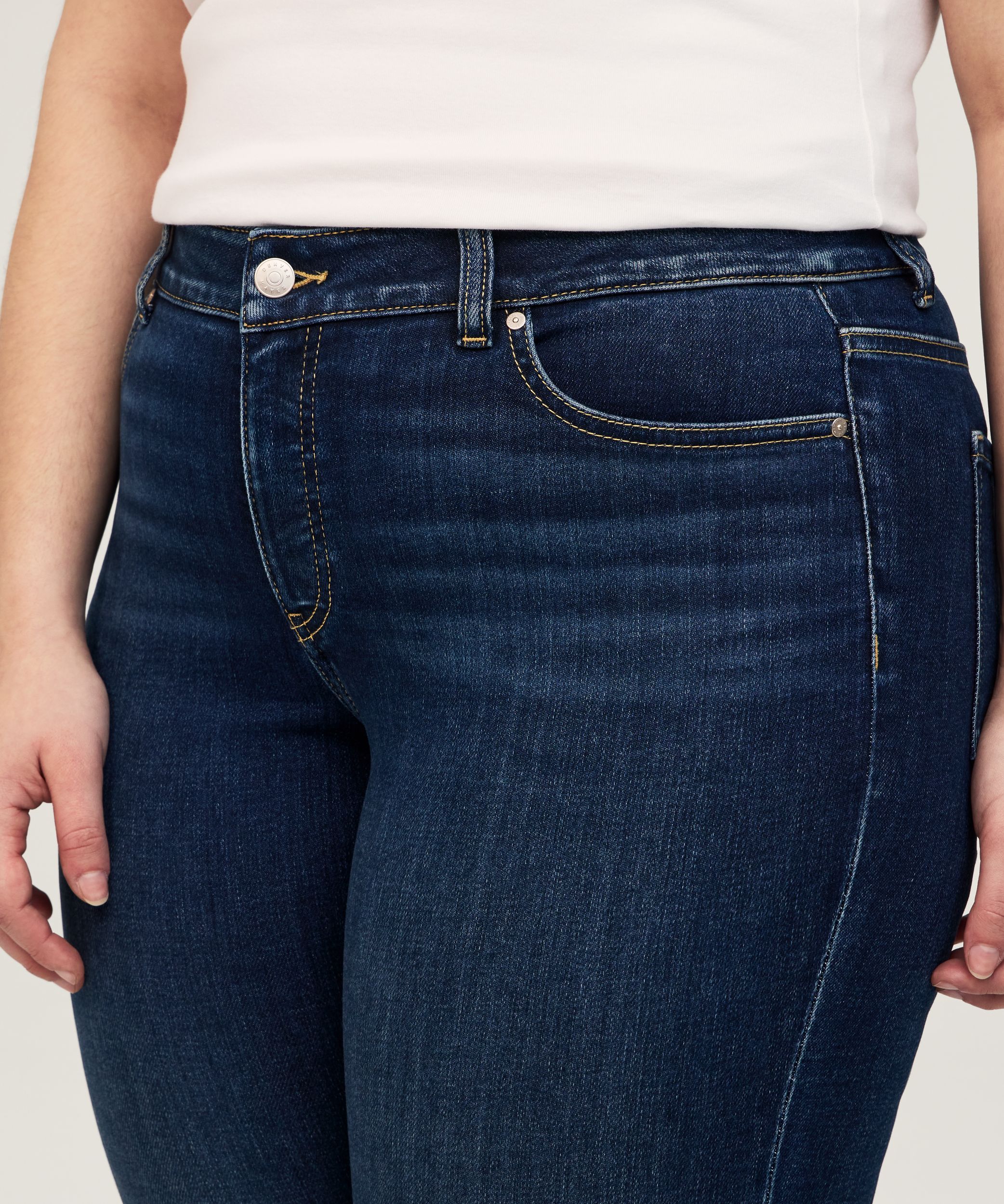 Jean court à jambe étroite qui épouse les courbes pour femmes, Denver Hayes