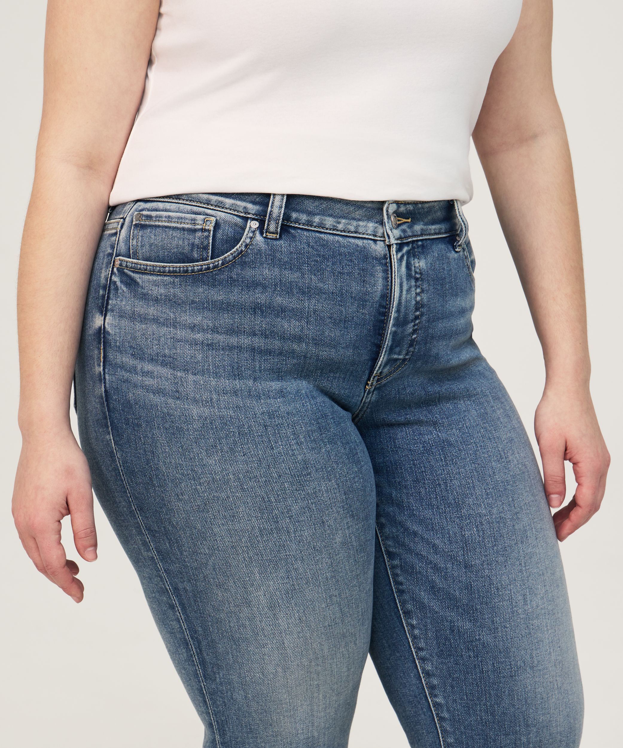 Jean court à jambe étroite qui épouse les courbes pour femmes, Denver Hayes