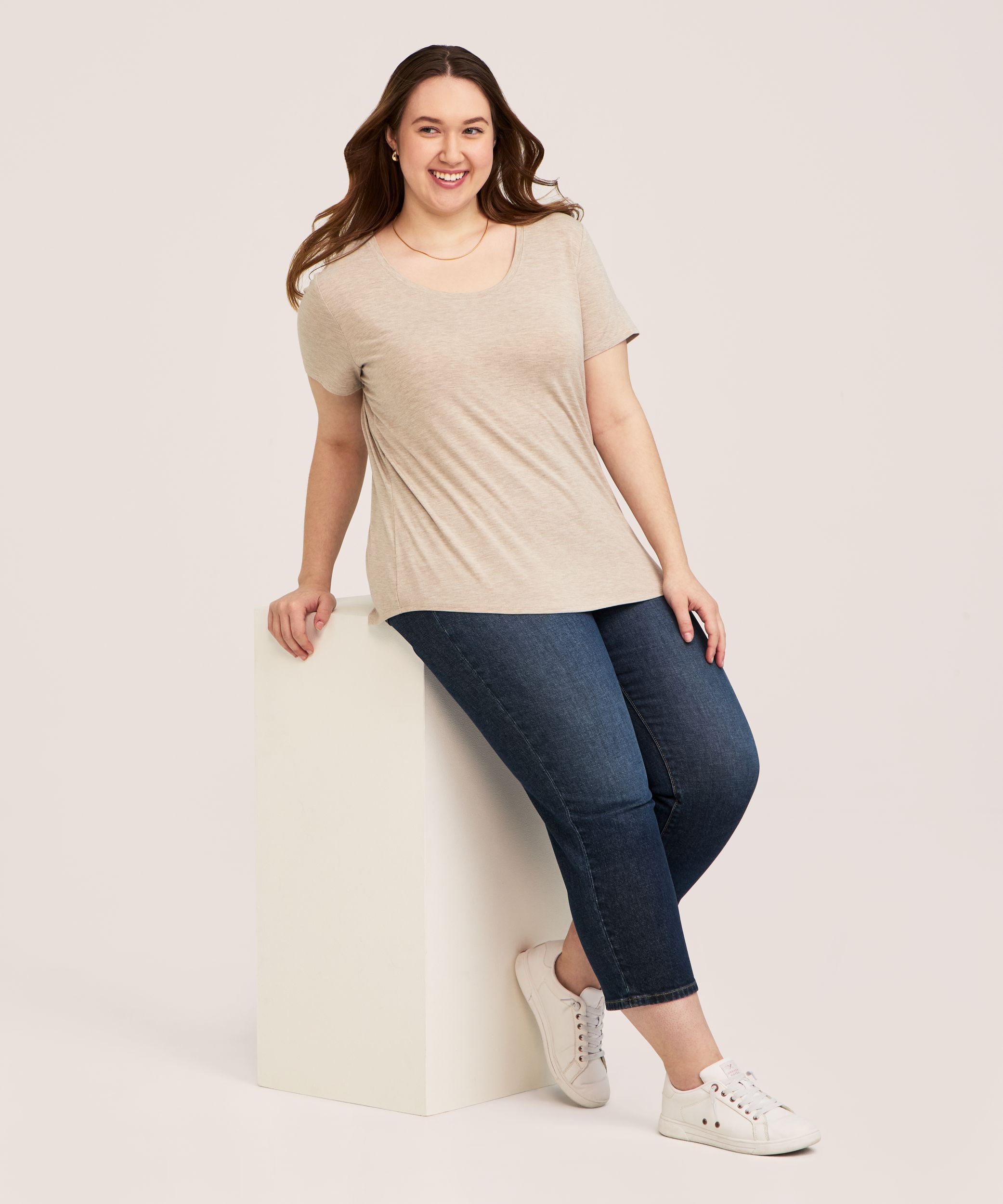 T-shirt à manches courtes décontracté avec encolure échancrée pour femmes