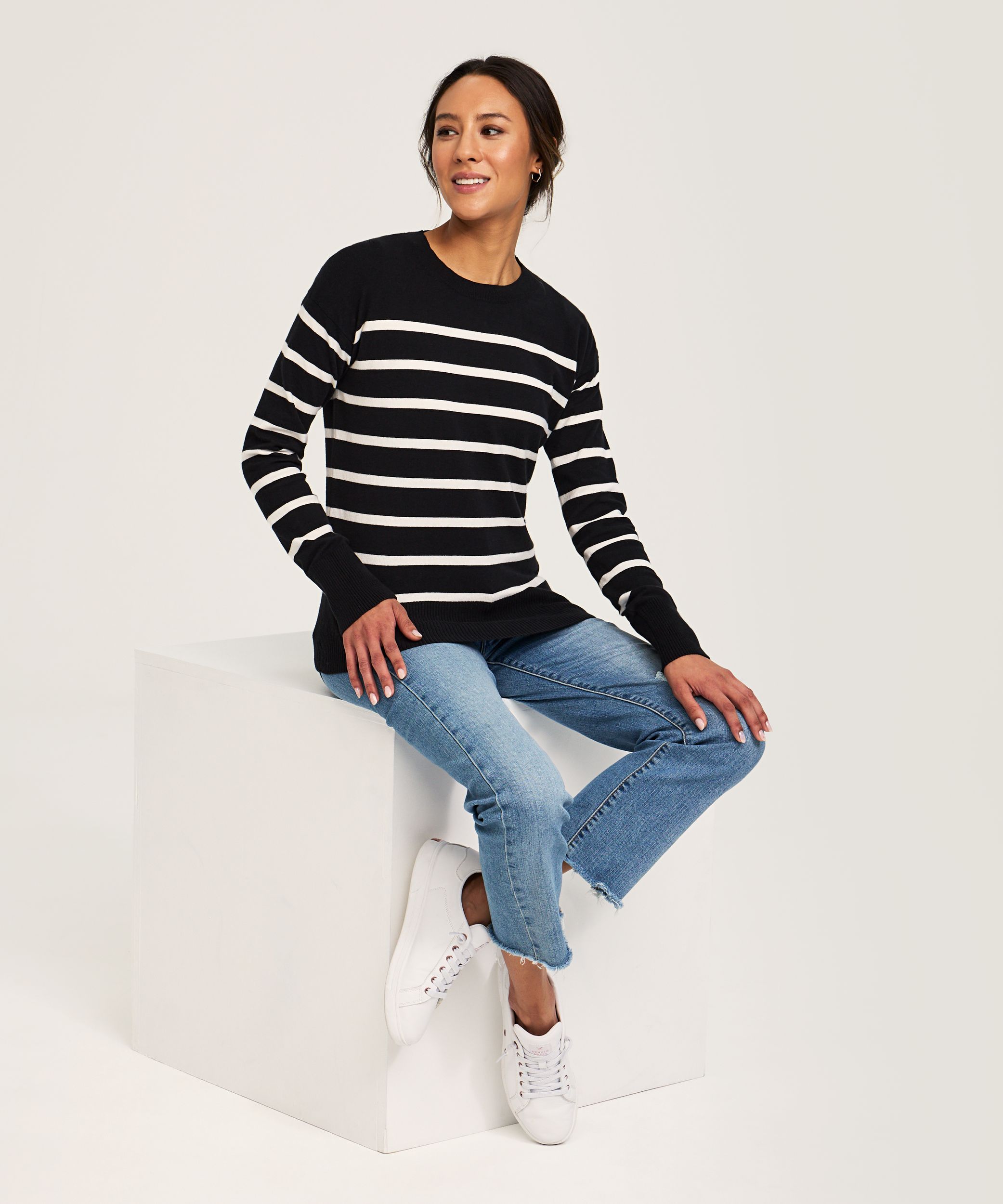 Chandail de tous les jours en coton et à col ras du cou pour femmes, Denver Hayes Front_Angled_Right