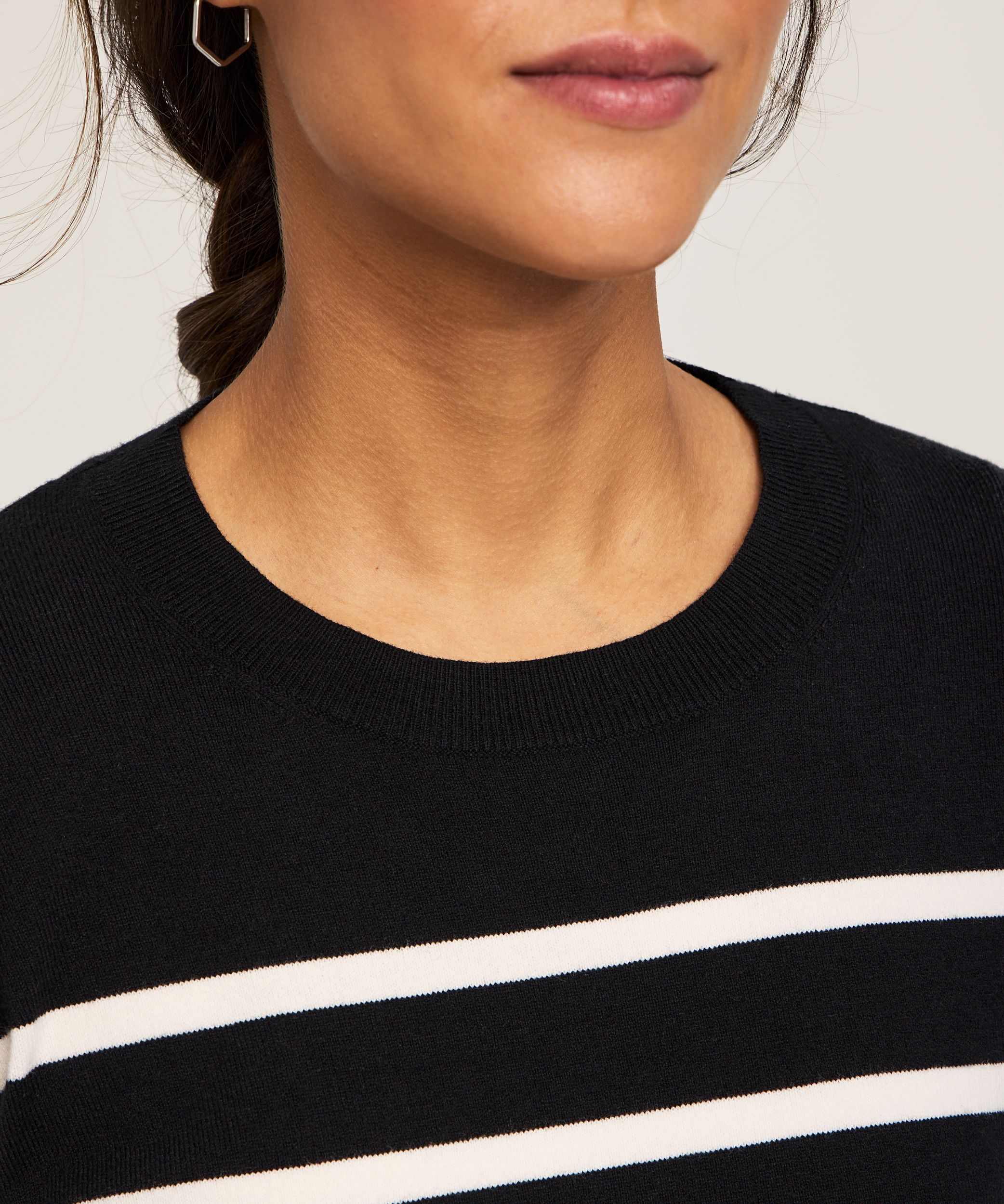 Chandail de tous les jours en coton et à col ras du cou pour femmes, Denver Hayes CloseUp