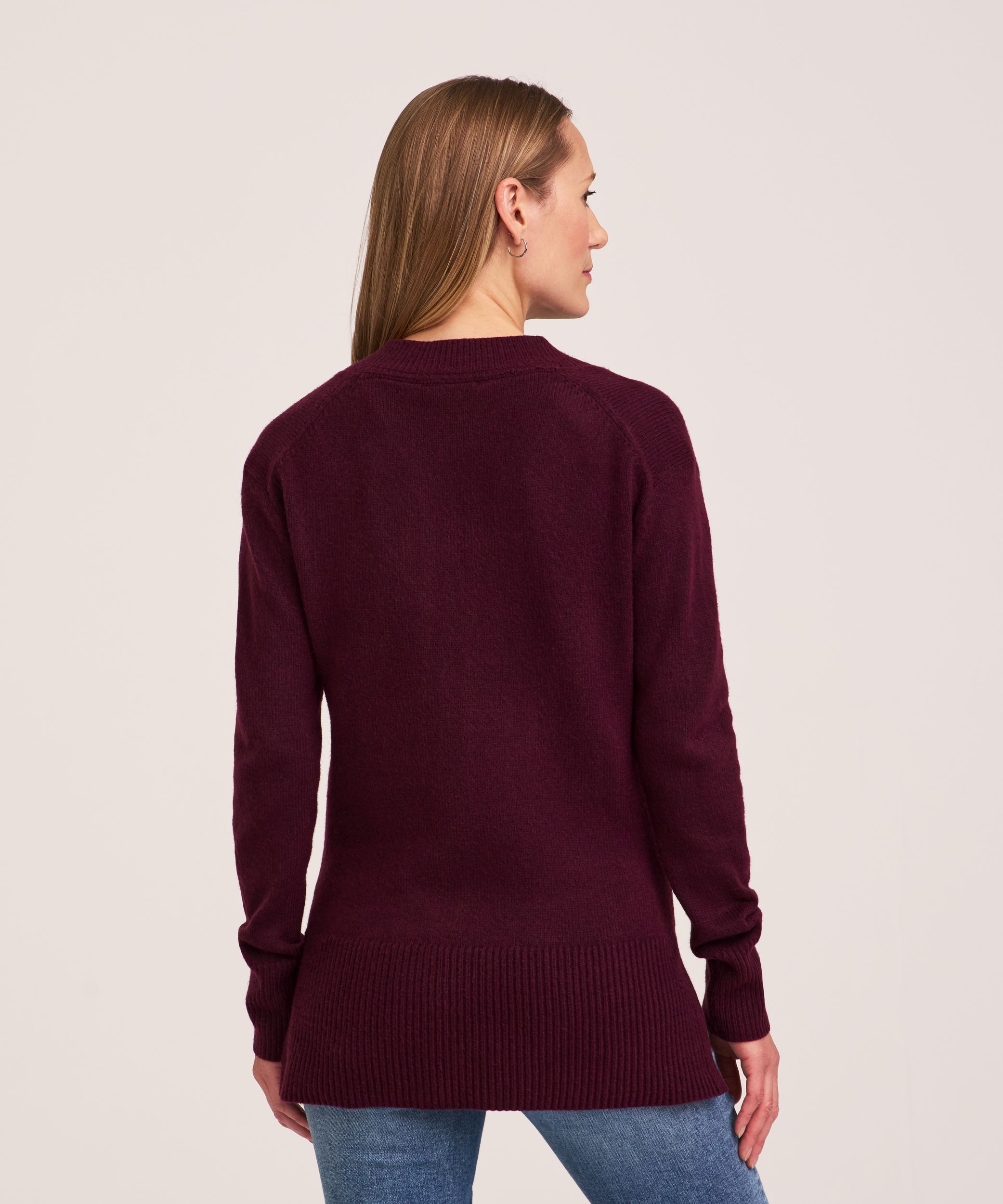 Chandail tunique à enfiler doux et douillet à encolure en V pour femmes, Denver Hayes
Ce chandail va à la mi-hanche sur le mannequin