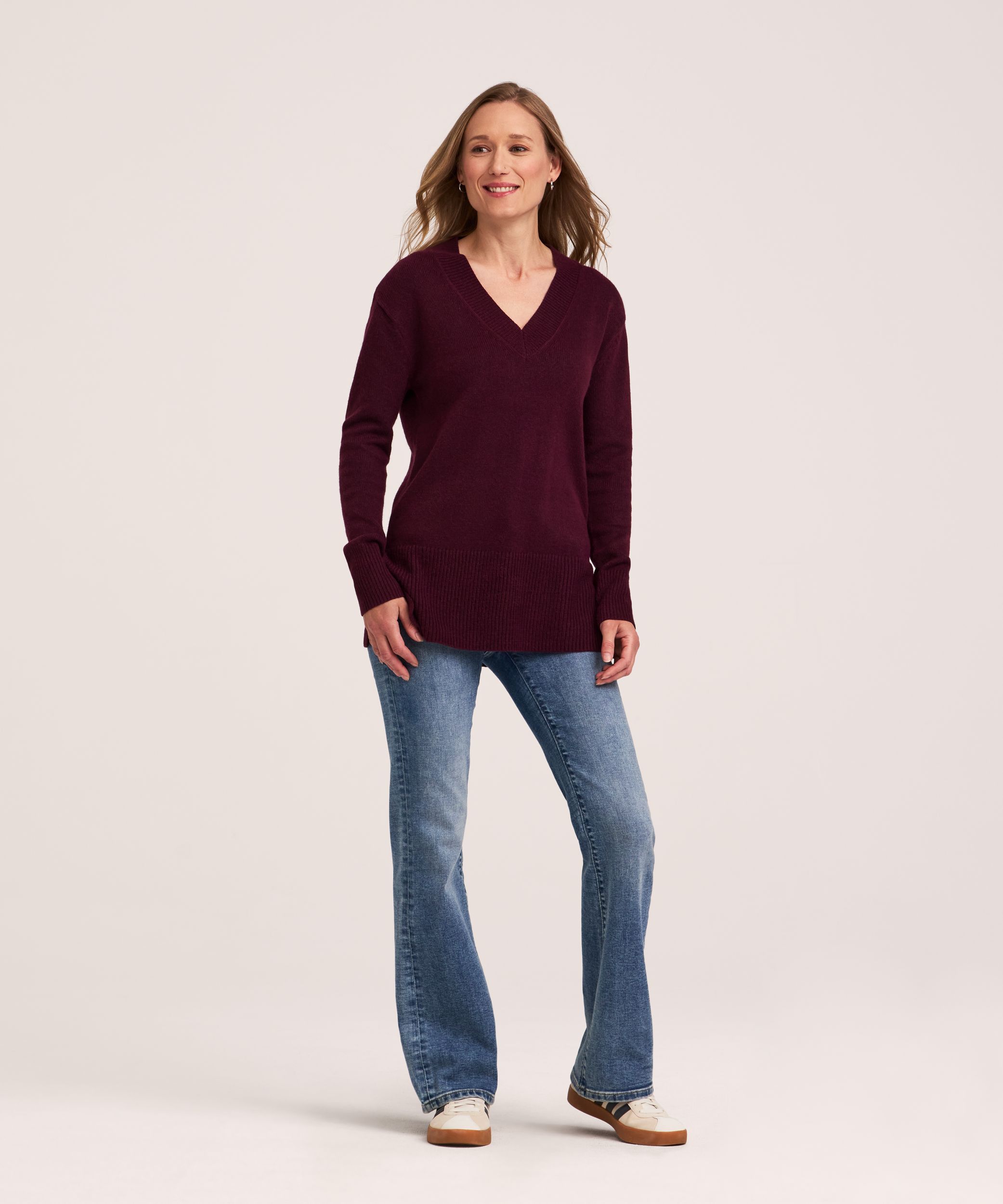 Chandail tunique à enfiler doux et douillet à encolure en V pour femmes, Denver Hayes
Ce chandail va à la mi-hanche sur le mannequin