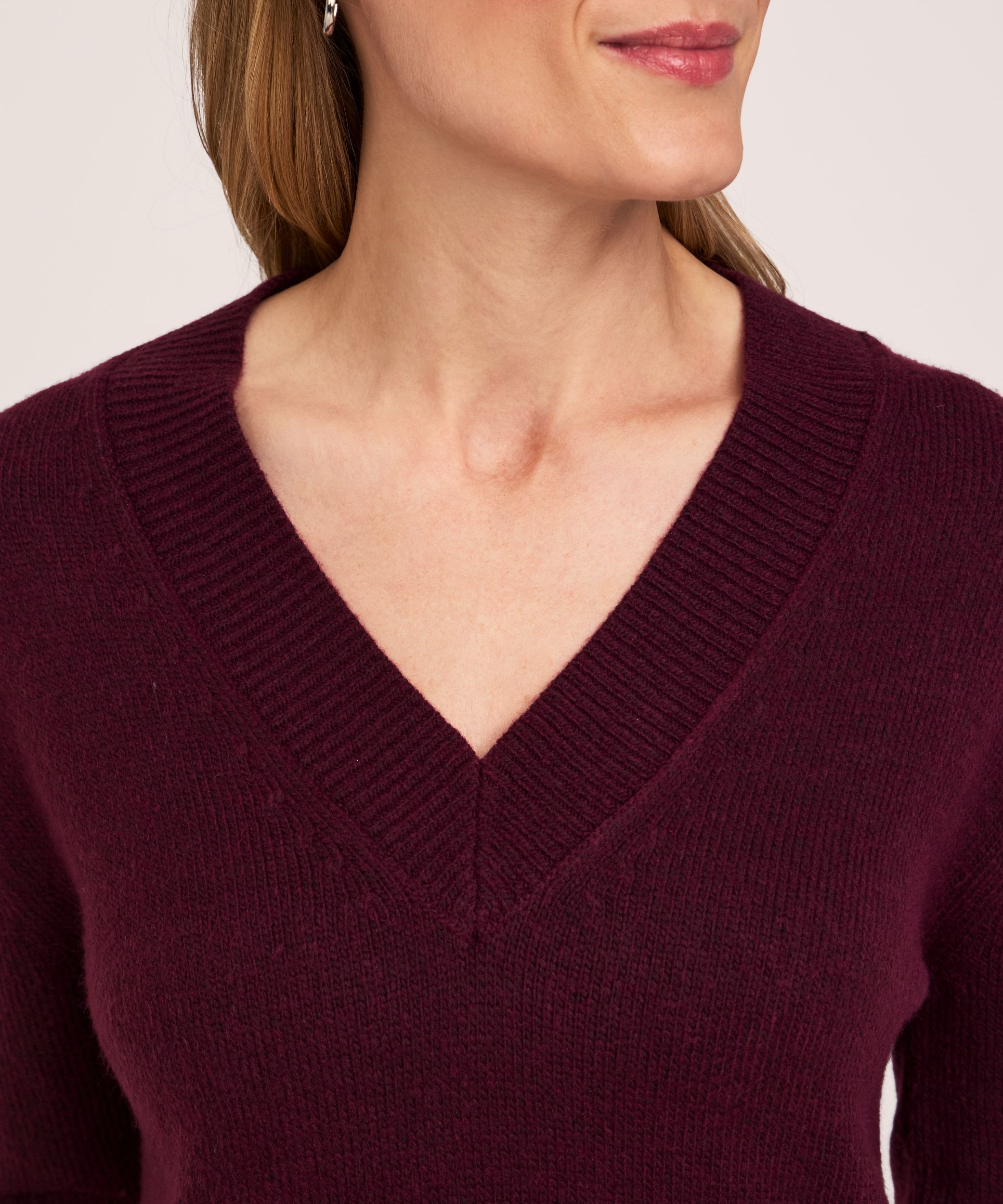 Chandail tunique à enfiler doux et douillet à encolure en V pour femmes, Denver Hayes
Ce chandail va à la mi-hanche sur le mannequin