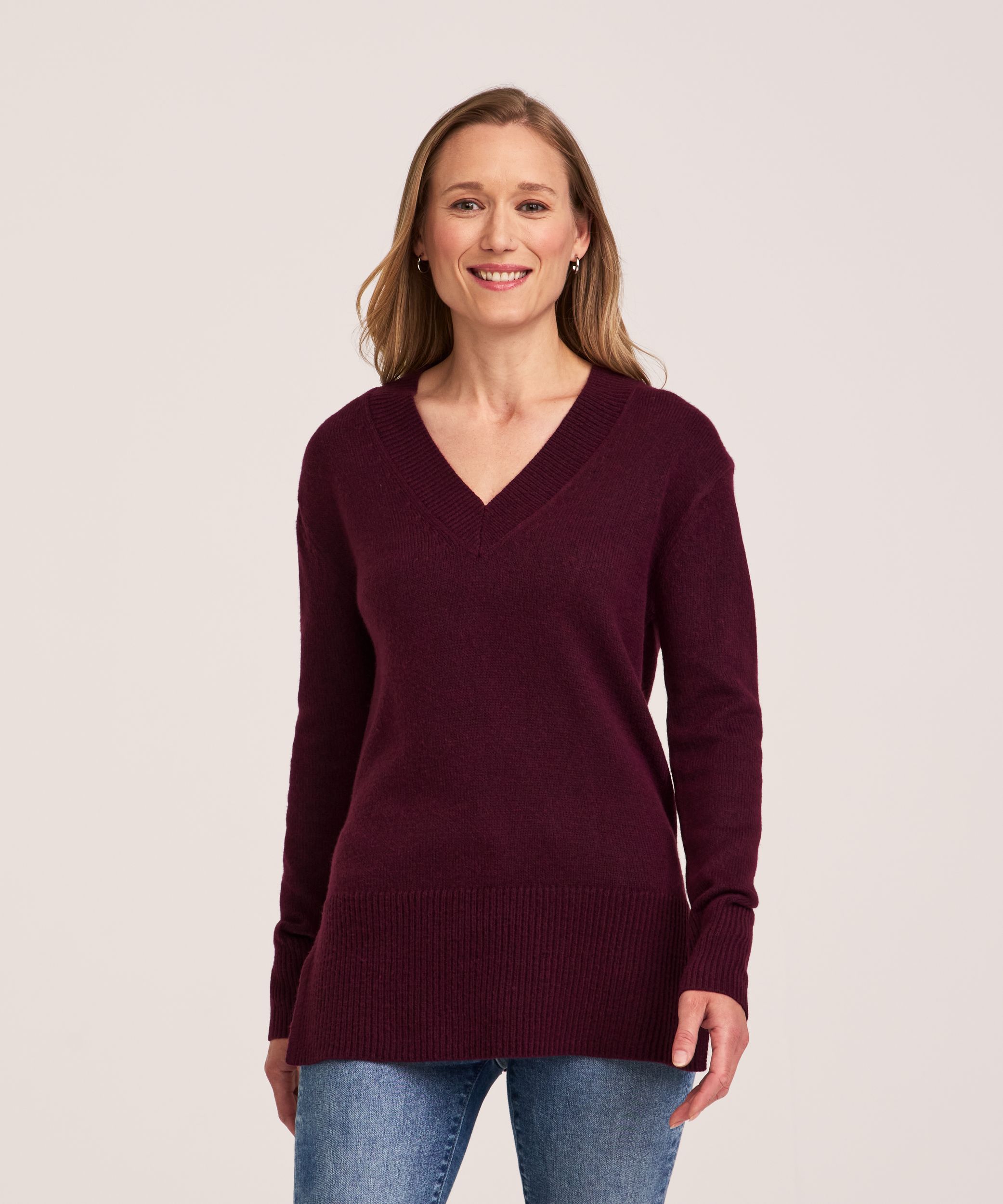 Chandail tunique à enfiler doux et douillet à encolure en V pour femmes, Denver Hayes
Ce chandail va à la mi-hanche sur le mannequin