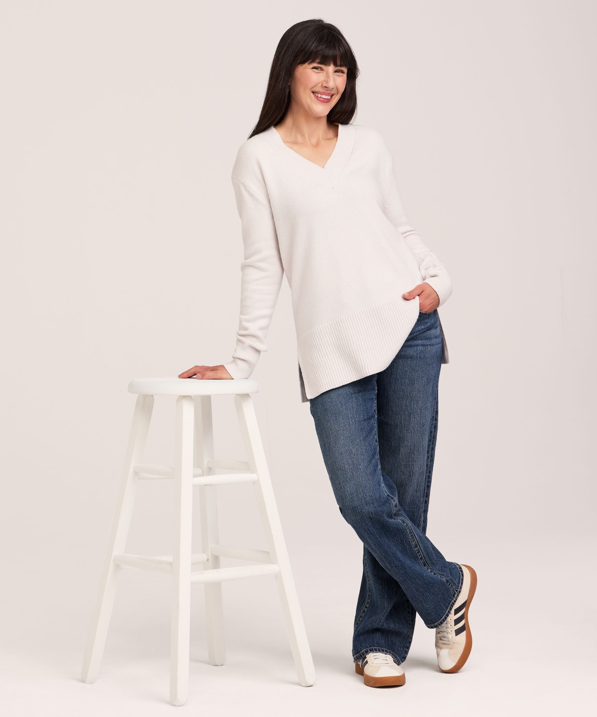 Chandail tunique à enfiler doux et douillet à encolure en V pour femmes, Denver Hayes
Ce chandail va à la mi-hanche sur le mannequin