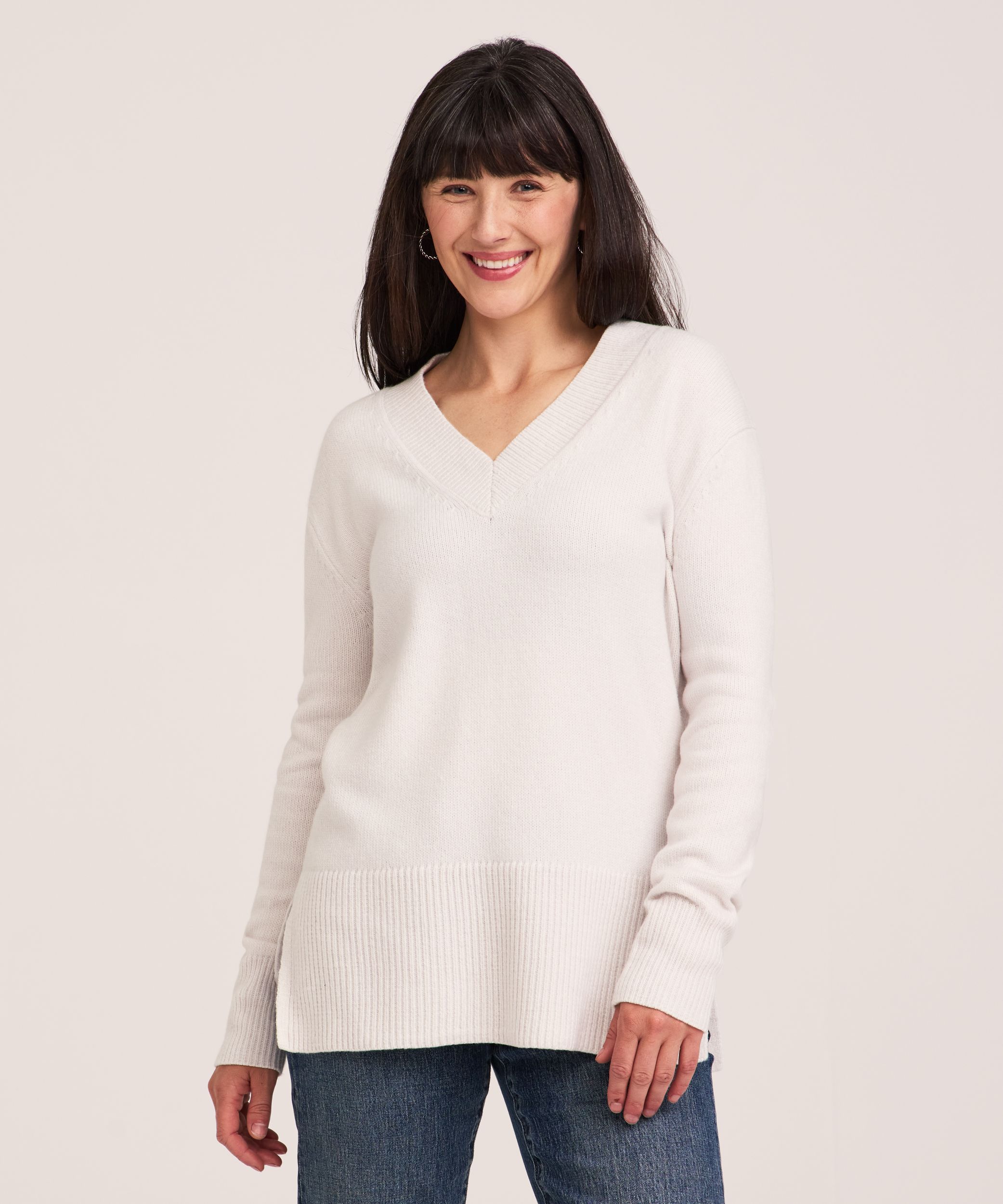 Chandail tunique à enfiler doux et douillet à encolure en V pour femmes, Denver Hayes
Ce chandail va à la mi-hanche sur le mannequin