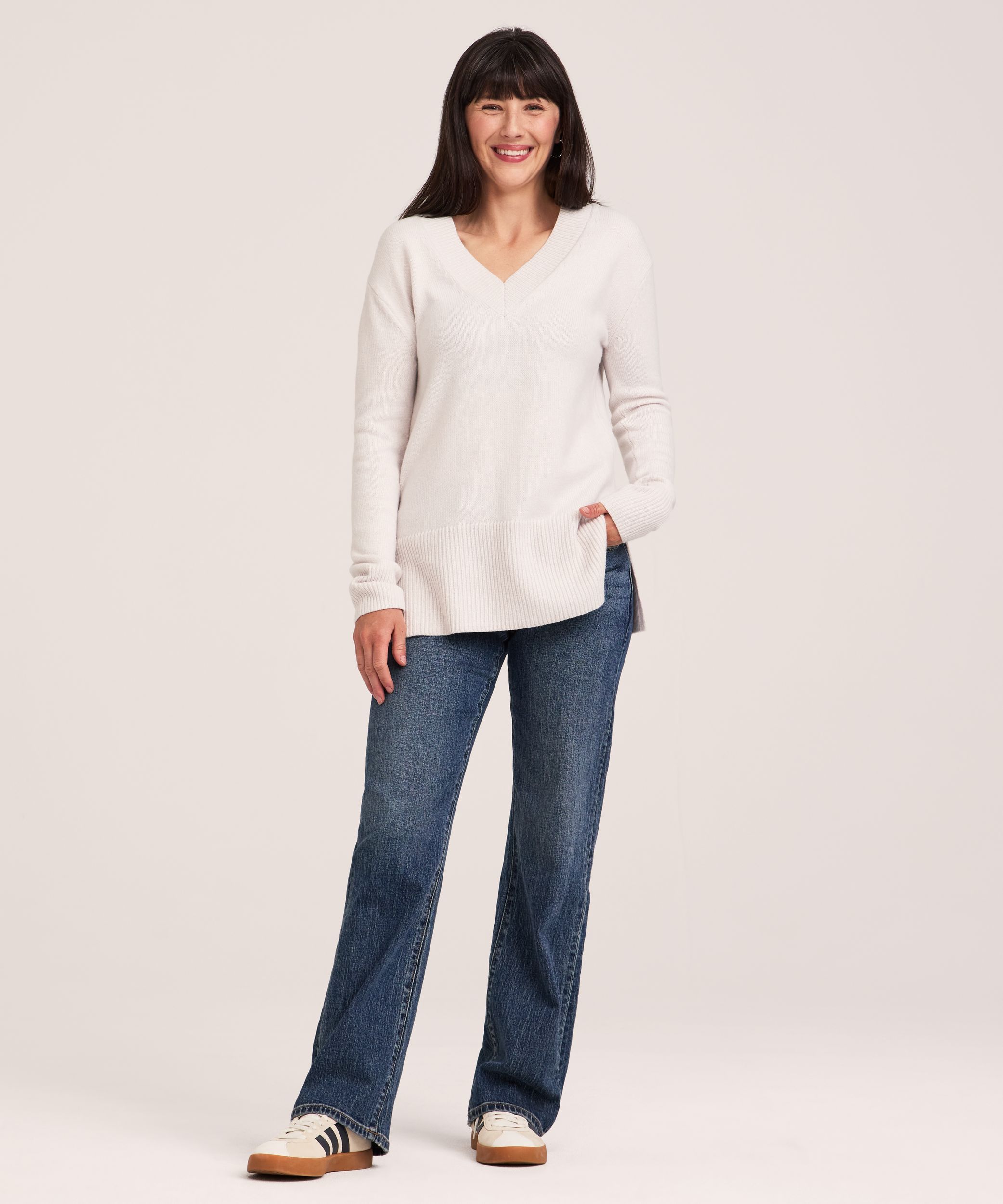 Chandail tunique à enfiler doux et douillet à encolure en V pour femmes, Denver Hayes
Ce chandail va à la mi-hanche sur le mannequin