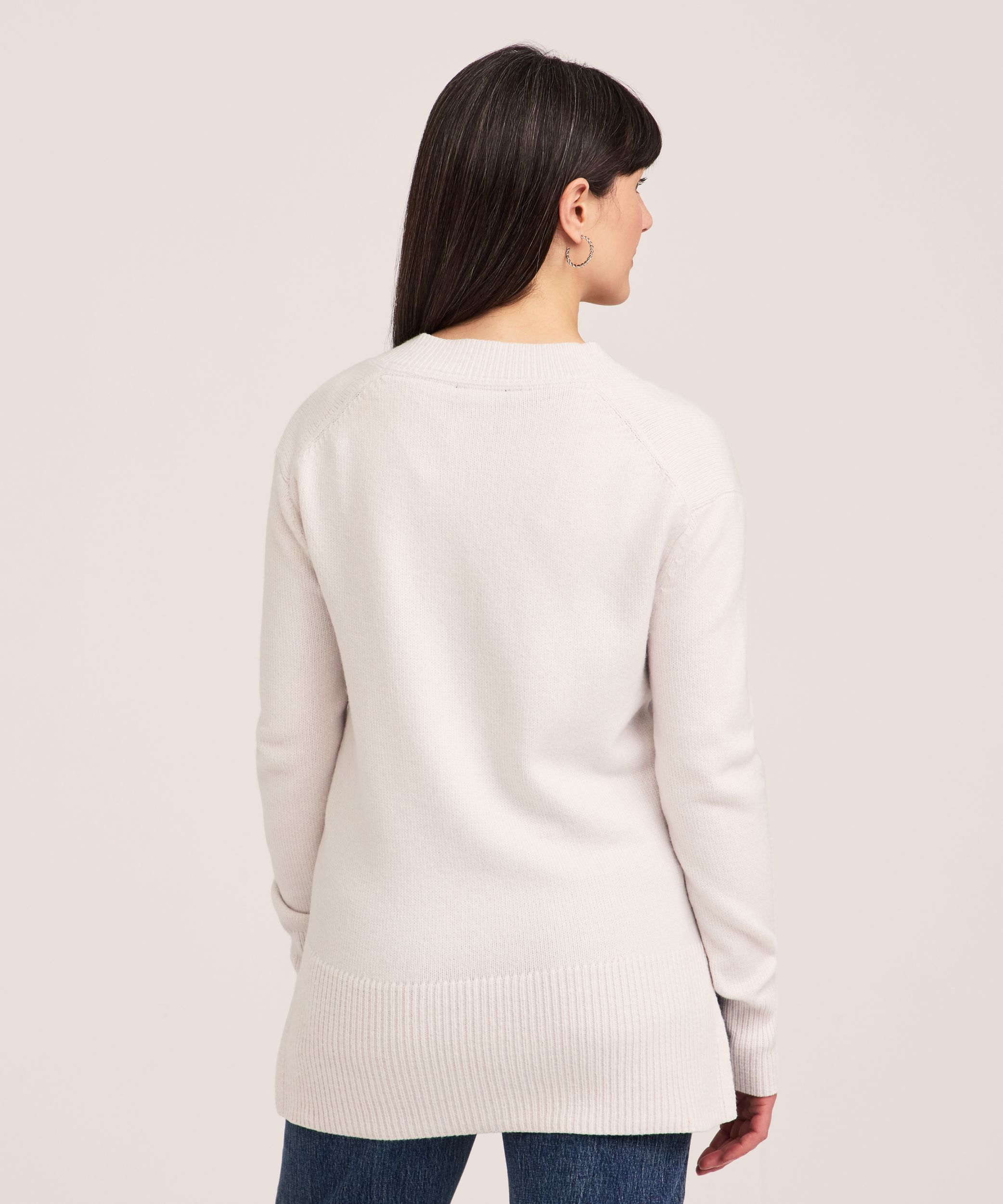 Chandail tunique à enfiler doux et douillet à encolure en V pour femmes, Denver Hayes
Ce chandail va à la mi-hanche sur le mannequin