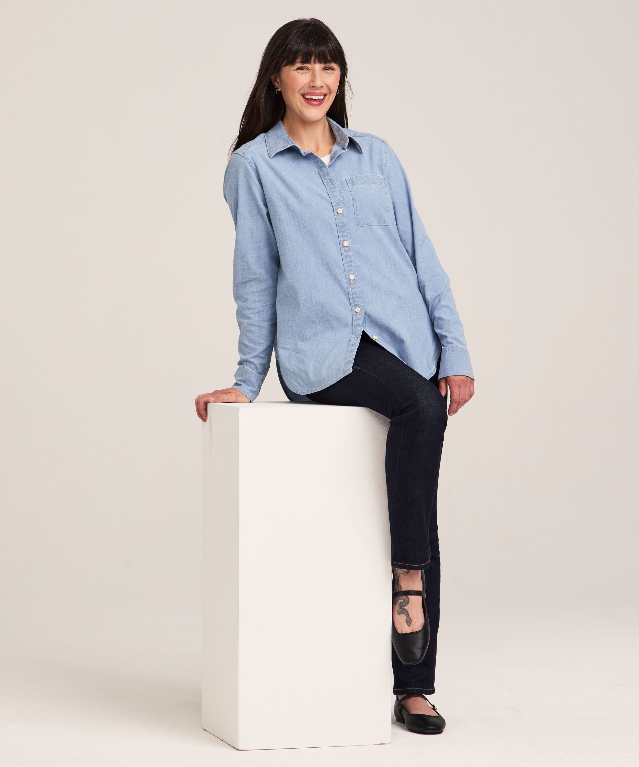 Denver Hayes Women's Long Sleeve Semi-Fitted Button Up Chambray Shirt