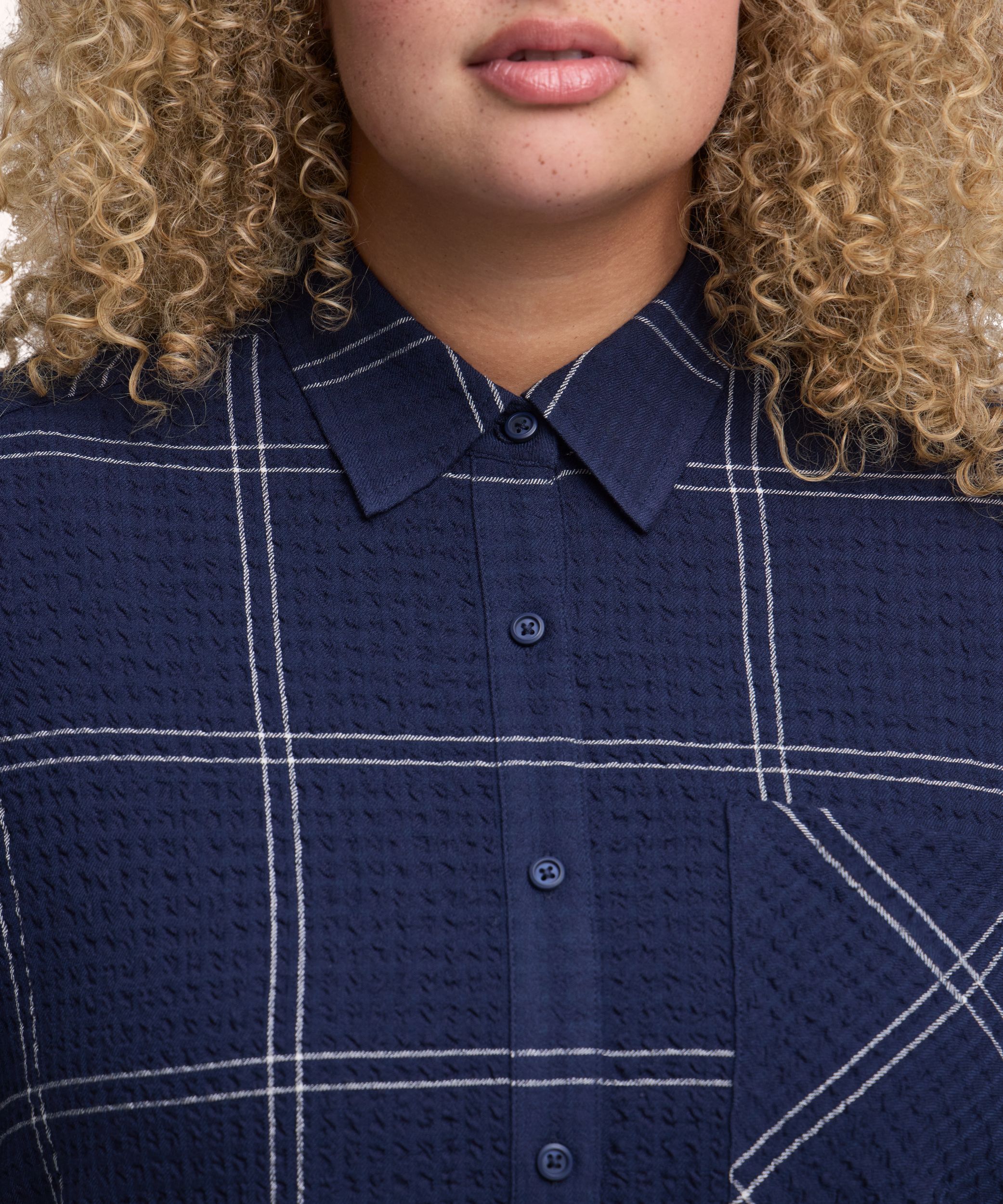 Chemise boutonnée à manches longues semi-ajustée et texturée pour femmes, Denver Hayes