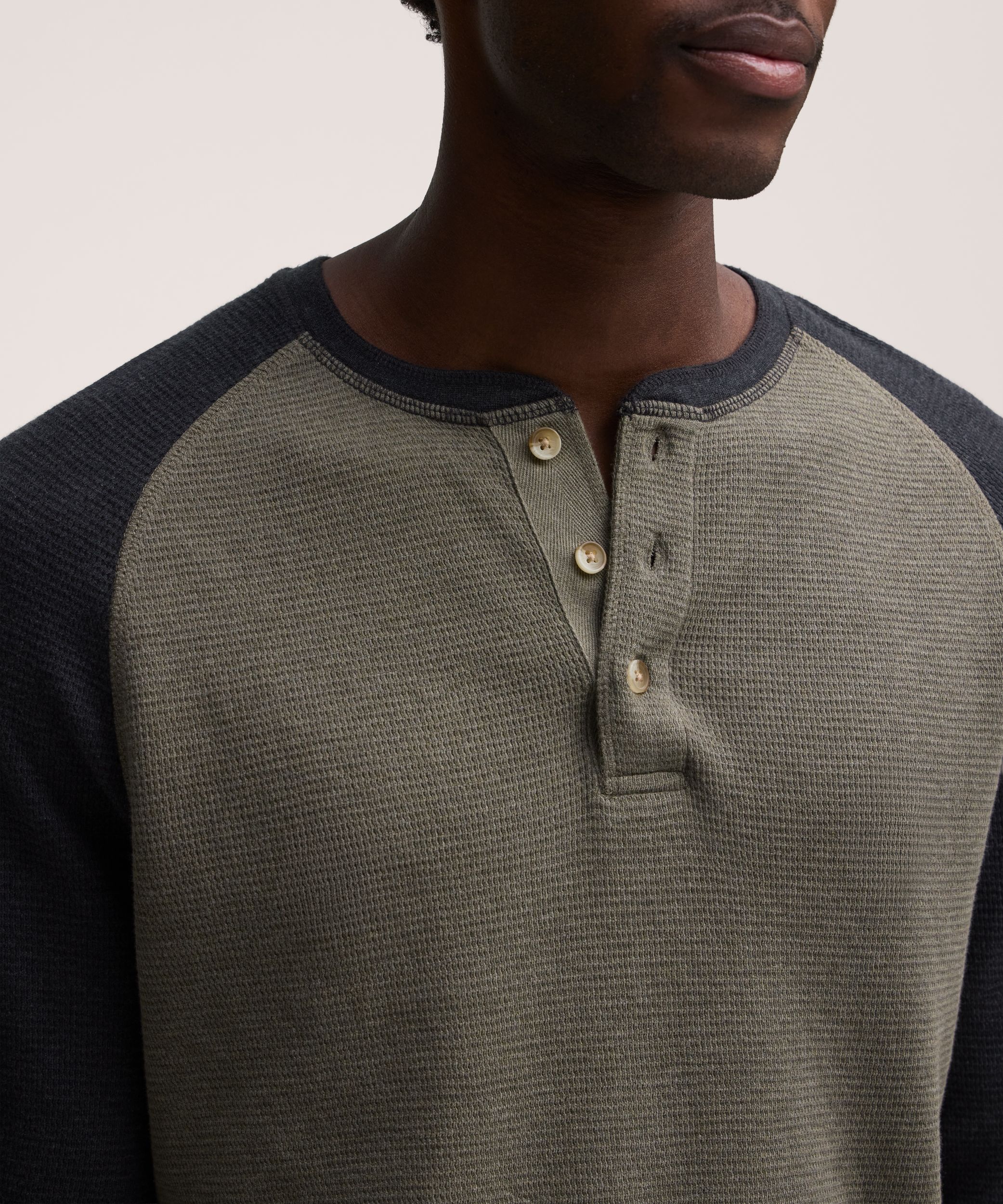 WindRiver Men's Long Sleeve Waffle Raglan Henley Shirt
