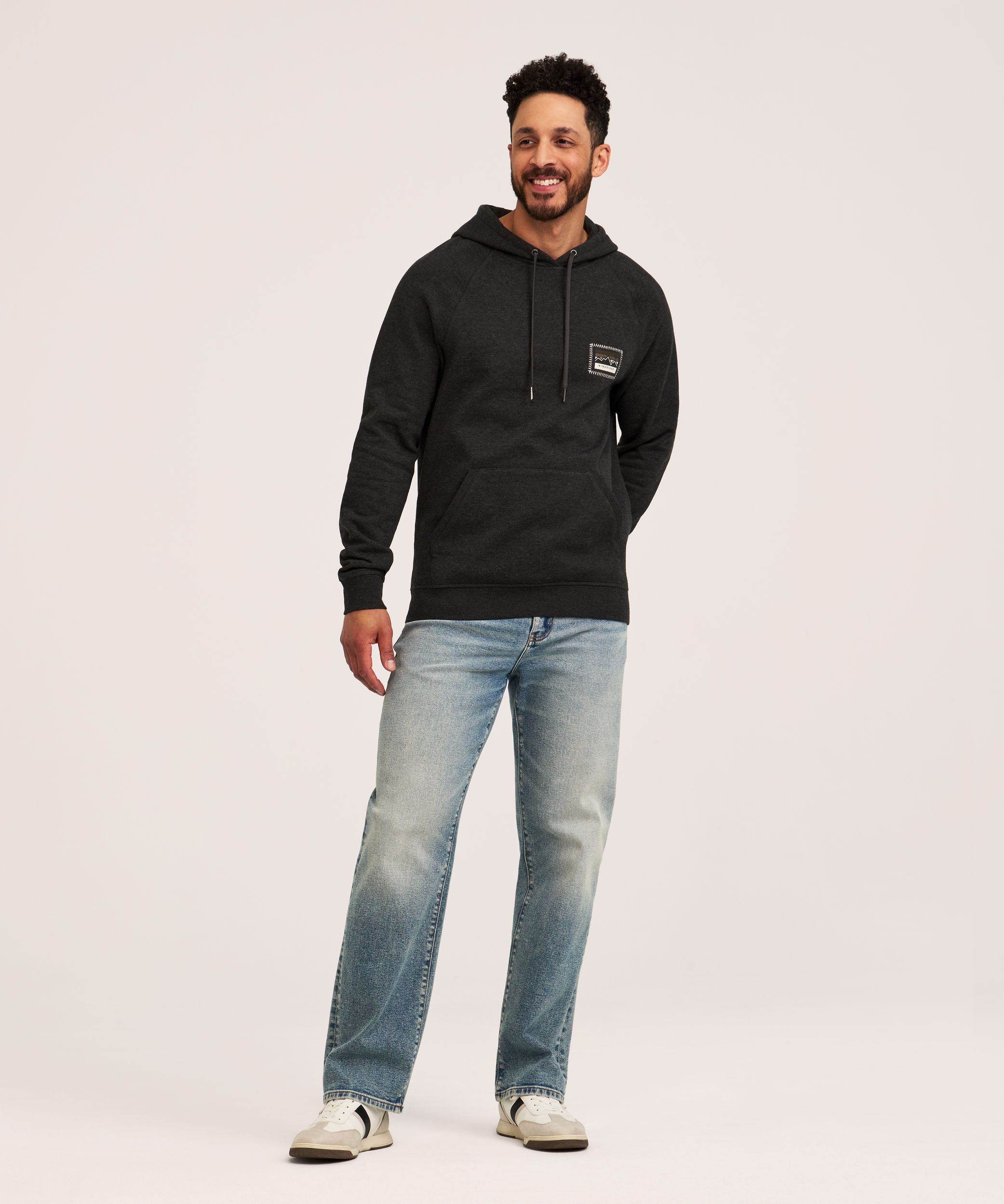 Chandail à capuche en molleton avec écusson graphique pour hommes, WindRiver