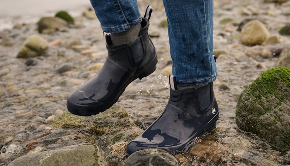 De la gadoue à la pluie, le climat n’intimide pas ces bottes.  Magasinez bottes de pluie pour femmes