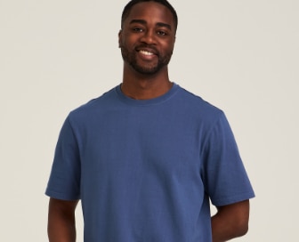 Tous les t-shirts extensibles et à 50 lavages, les chemises Henleys et les polos Denver Hayes à prix courant pour hommes achetez-en 1 et obtenez-en 1 à 50% de rabais*