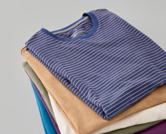 Tous les t-shirts extensibles et à 50 lavages, les chemises Henleys et les polos Denver Hayes à prix courant pour hommes achetez-en 1 et obtenez-en 1 à 50% de rabais*