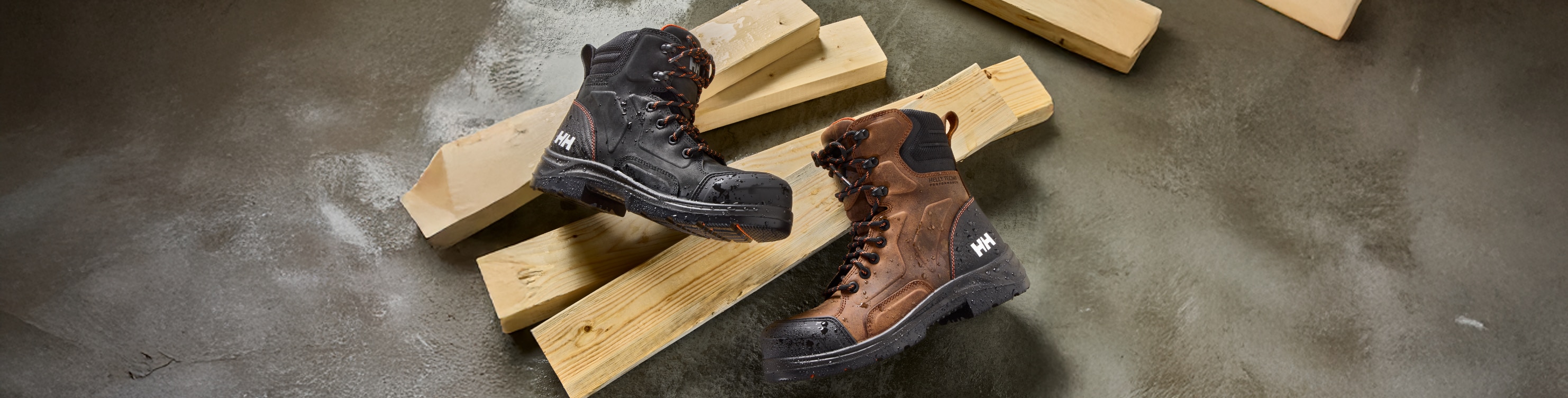 Bottes et chaussures de travail.